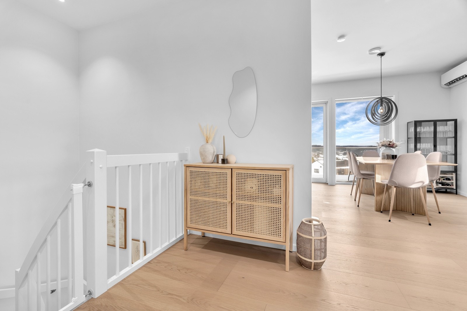 Fra kjøkkendelen er det trapp ned til underetasjen. Galleribilde