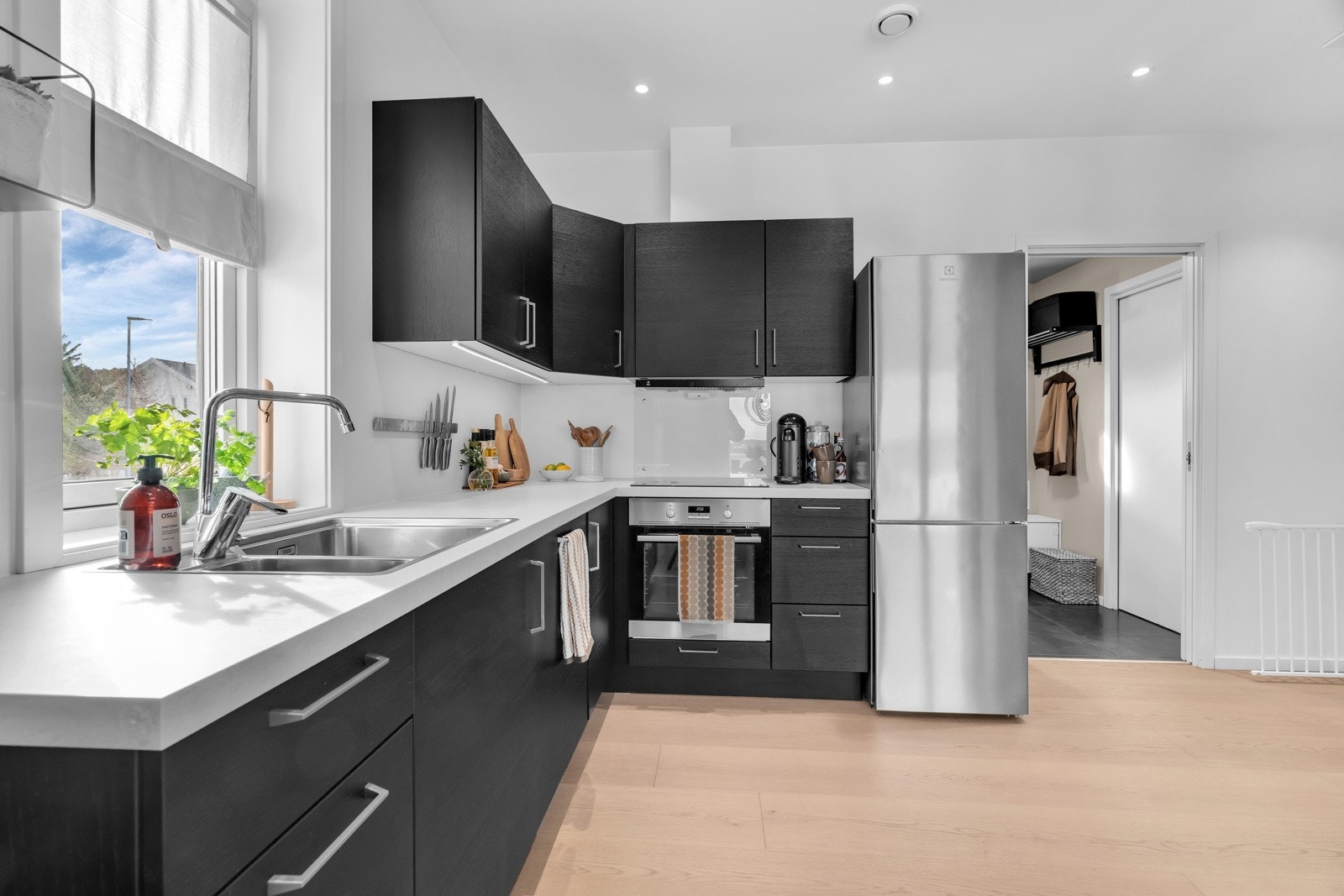 Boligen har en praktisk åpen kjøkkenløsning. Galleribilde