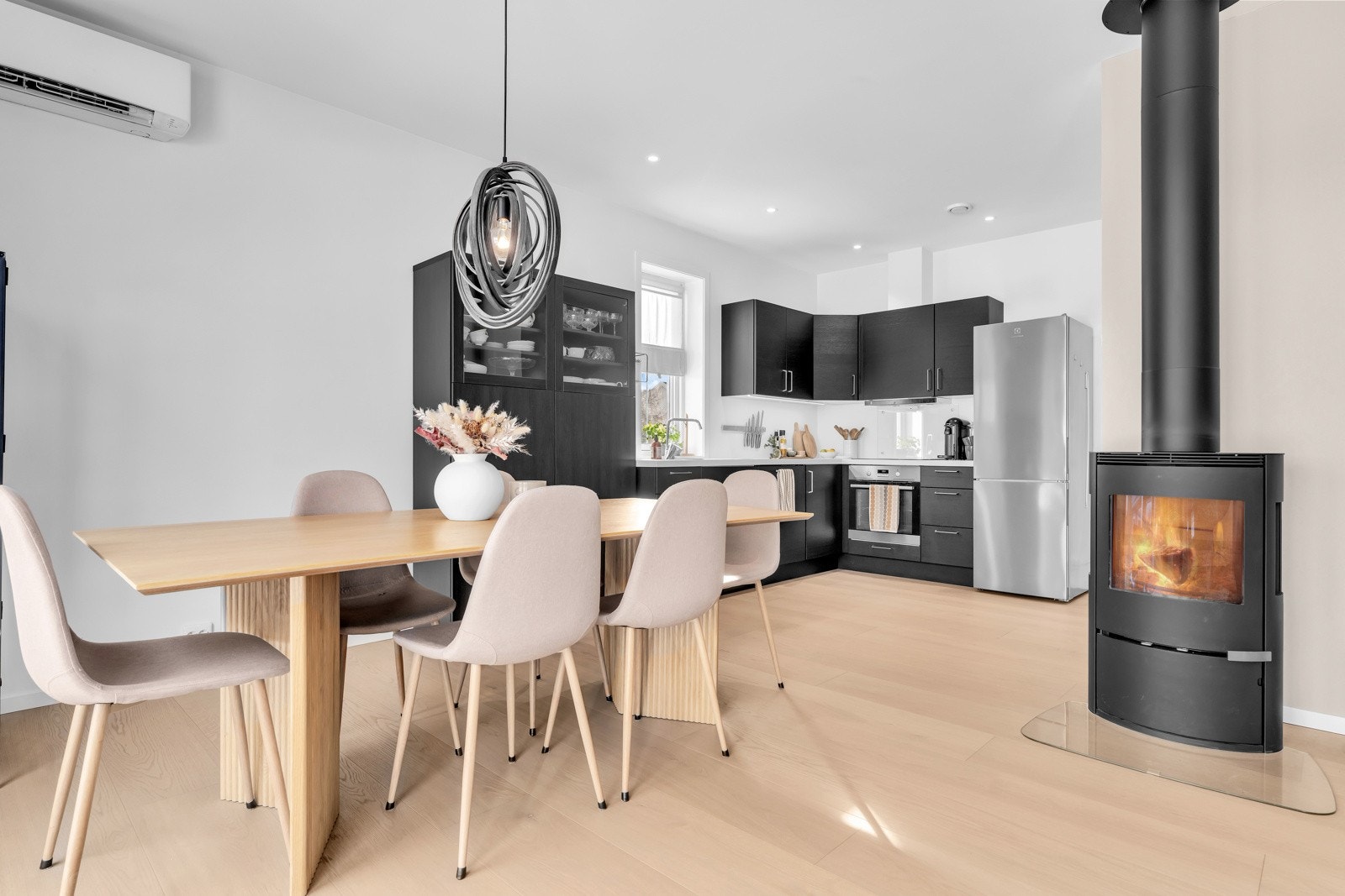 Det er god plass til langbord i stue/kjøkken. Galleribilde