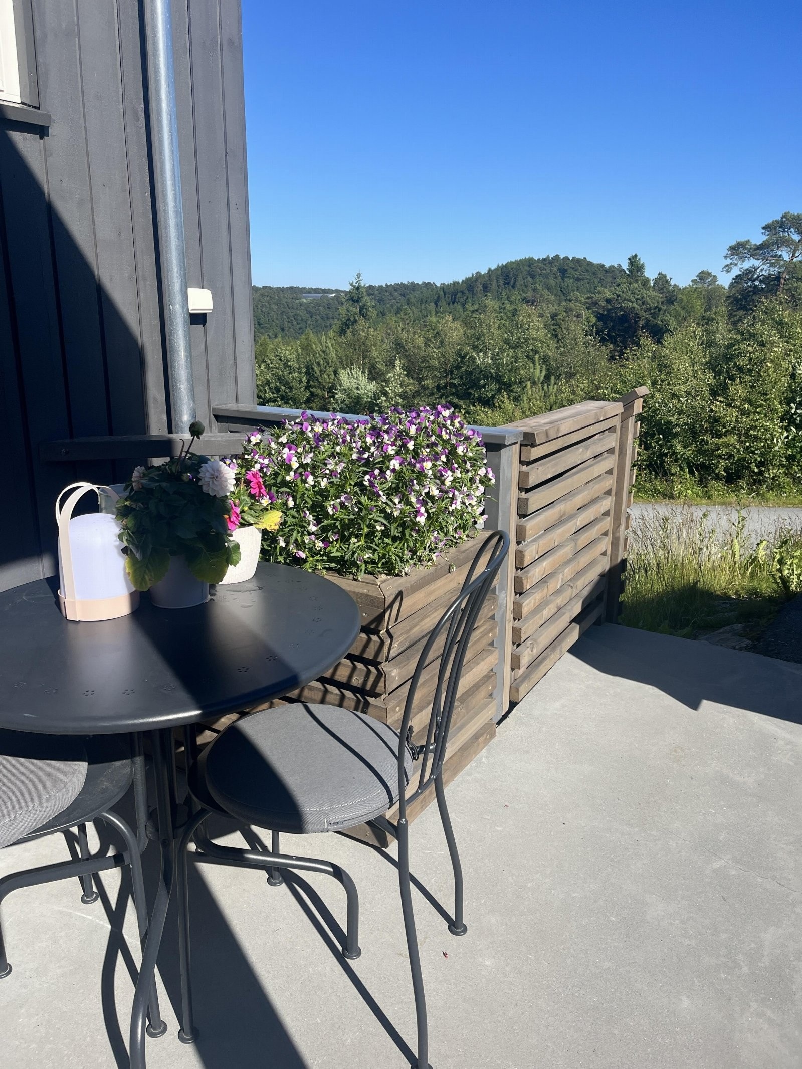 Ved inngangspartiet og trappen er det platting med sitteplass. Galleribilde