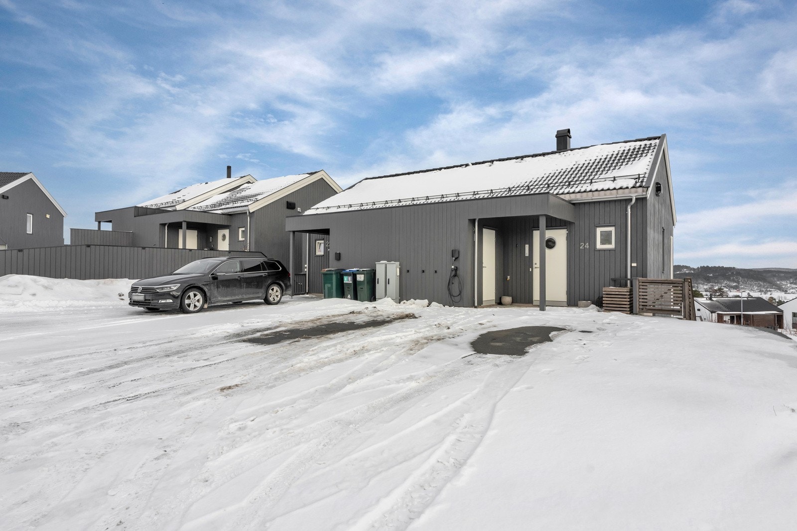 Asfaltert innkjørsel med god plass til parkering og mulighet for EL-bil lader. Galleribilde