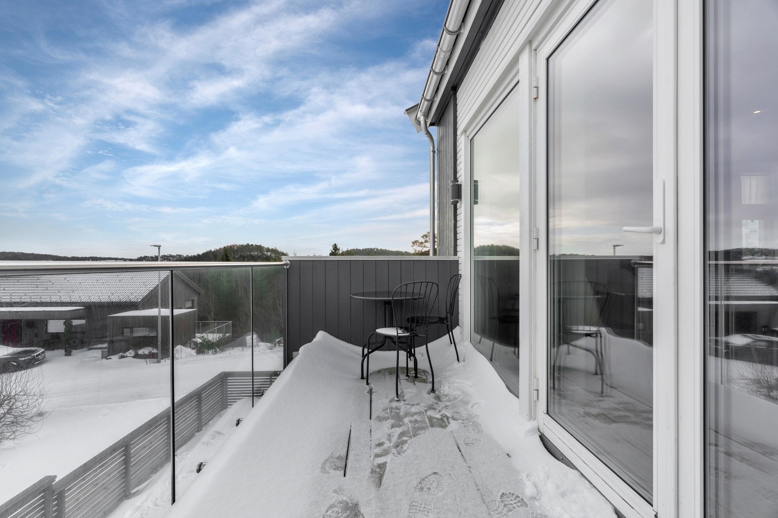 På balkongen er det plass til flere sittesoner med kafèsett og annen type møblering. Galleribilde