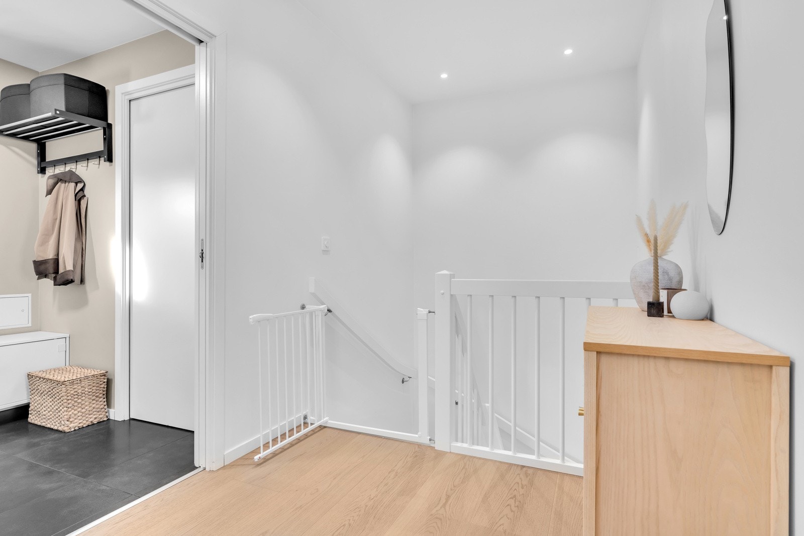 Fra gangen er det videre adkomst til kjøkken/stue med trapp ned til underetasjen. Galleribilde