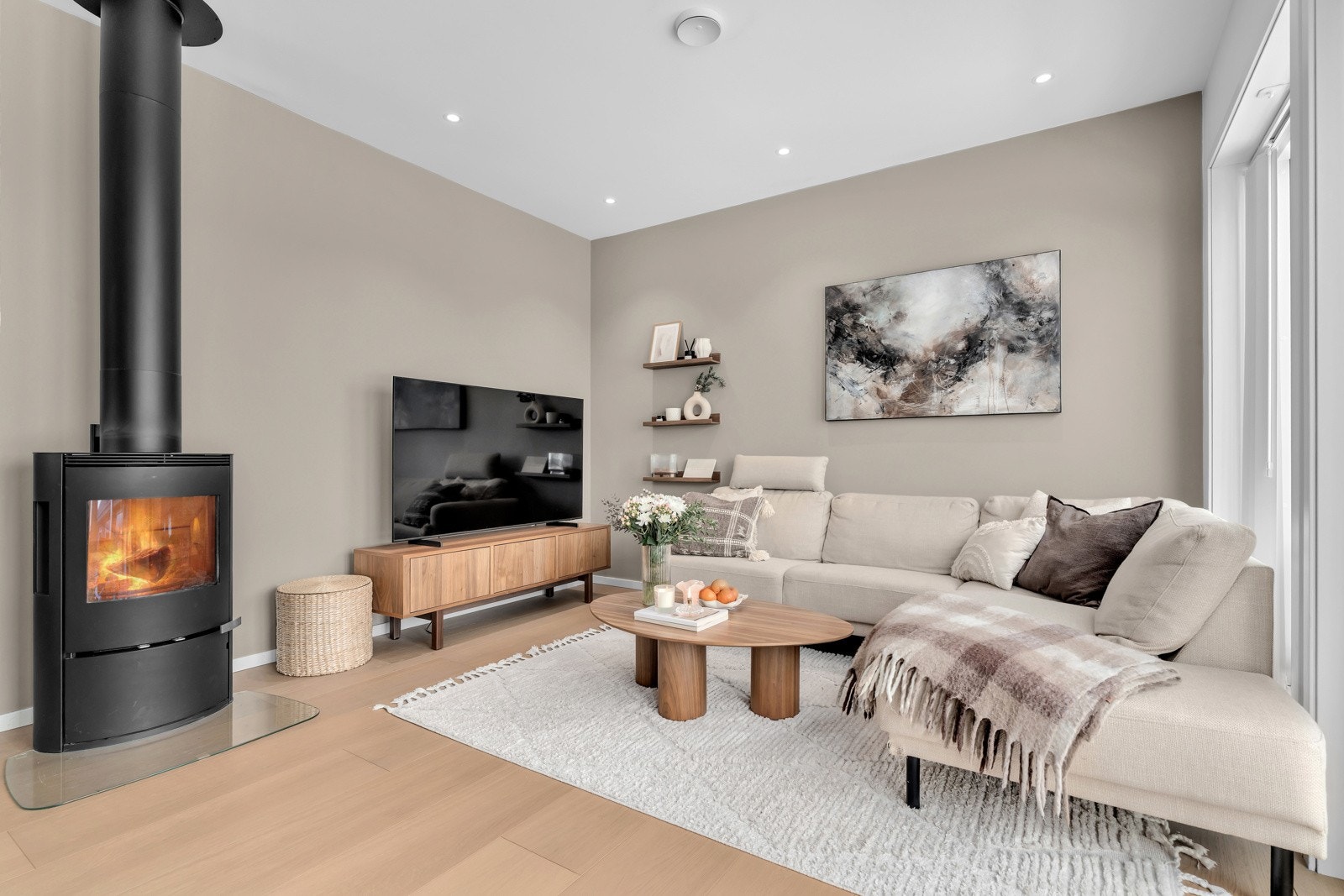 Stuen er innbydende i lyse farger, har listefrie overganger vegg/tak og spotter i tak. Galleribilde