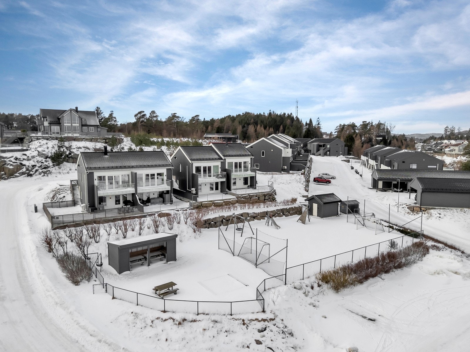 Tomannsboligen ligger i et nyere boligfelt med flott opparbeidet ballbinge, gapahuk og lekeplass foran boligen. Galleribilde