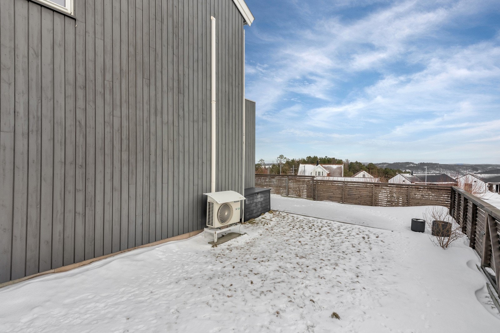 Boligen ligger på romslig endetomt opparbeidet med platting og plen. Galleribilde