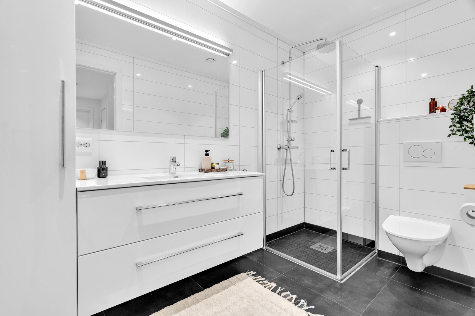 Pent bad med 60*60 fliser med varmekabler på gulv og våtromsplater på veggene. Galleribilde