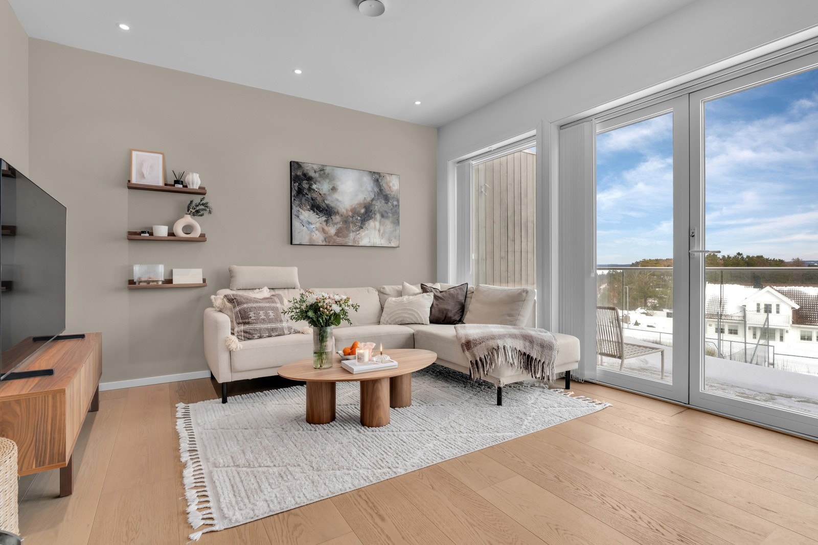 Stuen er malt i delikate farger og har utgang til balkong. Galleribilde