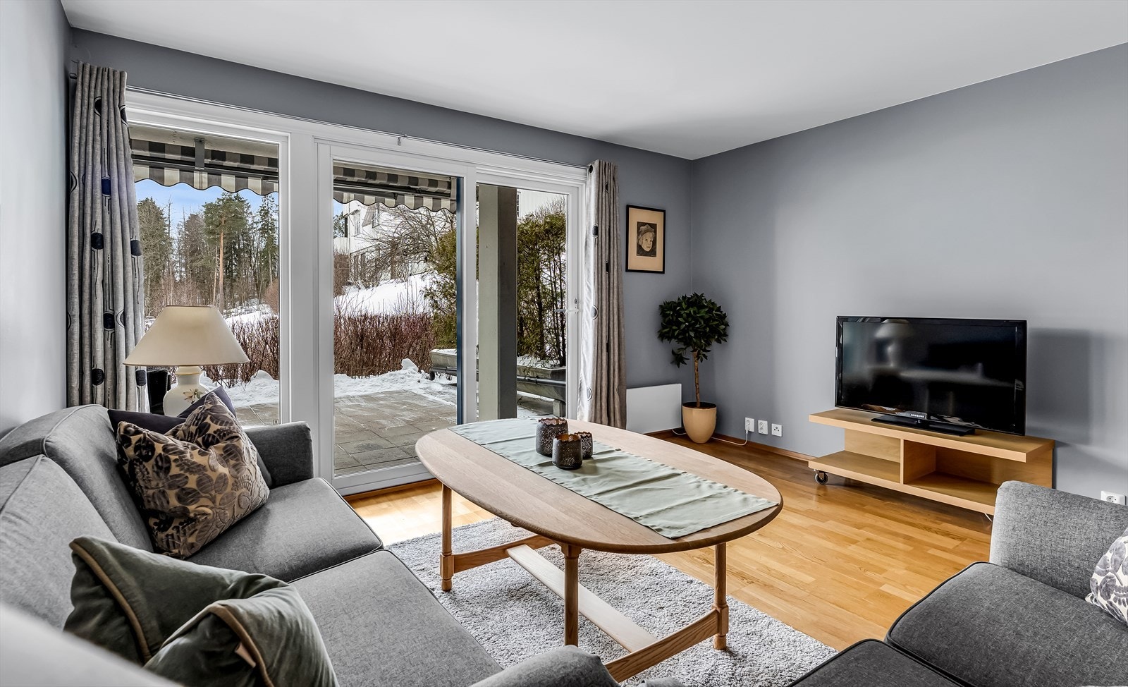 Fra stuen er det direkte utgang til en romslig markterrasse på 30 kvm. Galleribilde