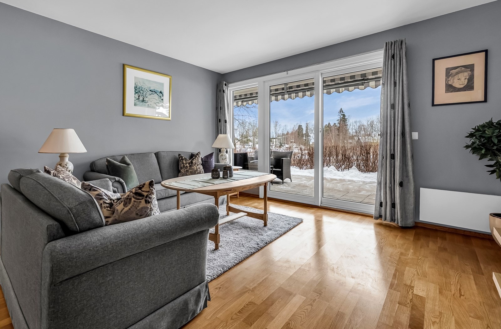 Stuen er innbydende med store vindusflater som gir rikelig med naturlig lys. Galleribilde