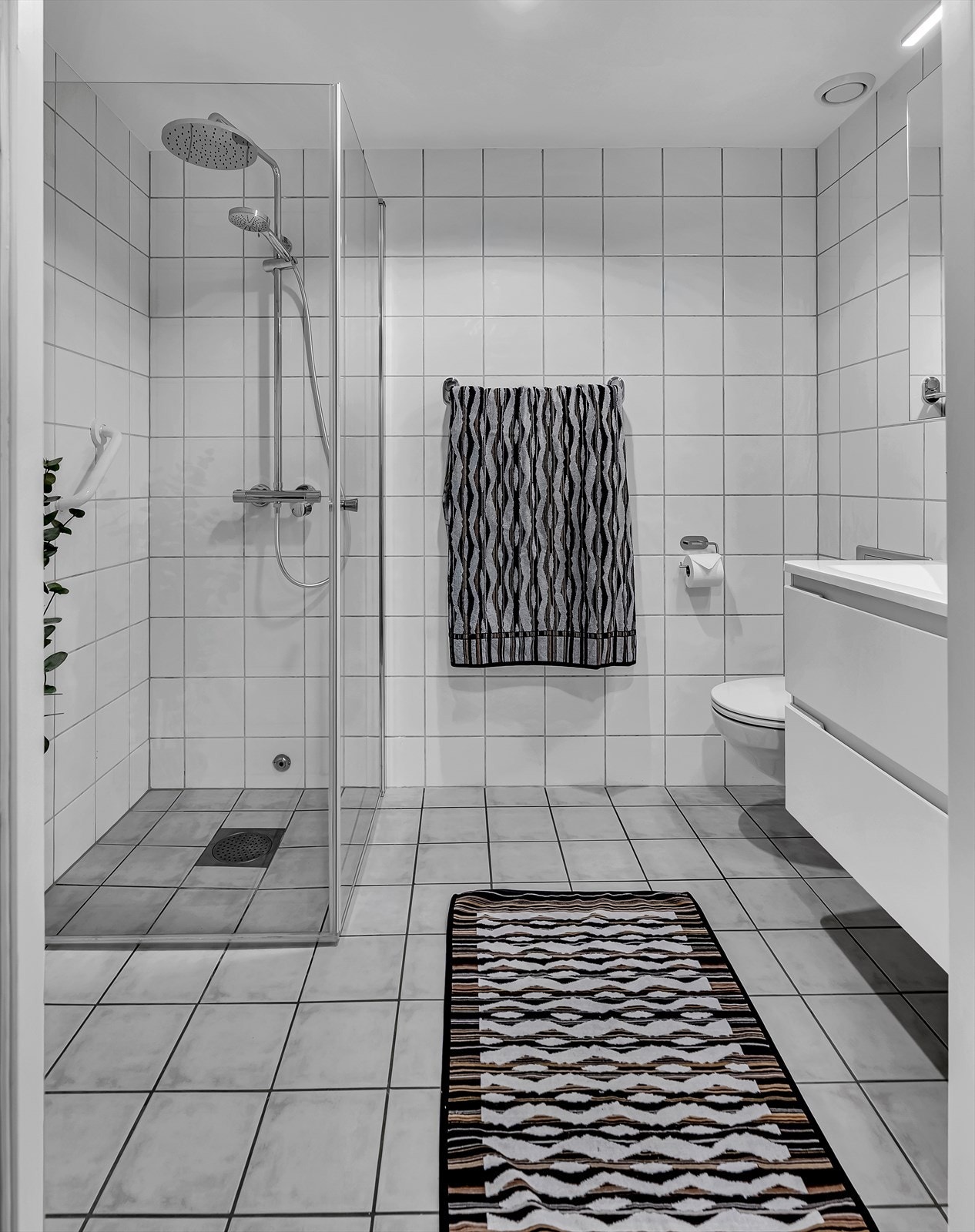 Baderommet er fra byggeåret og har flislagte vegger og malt himling. Galleribilde