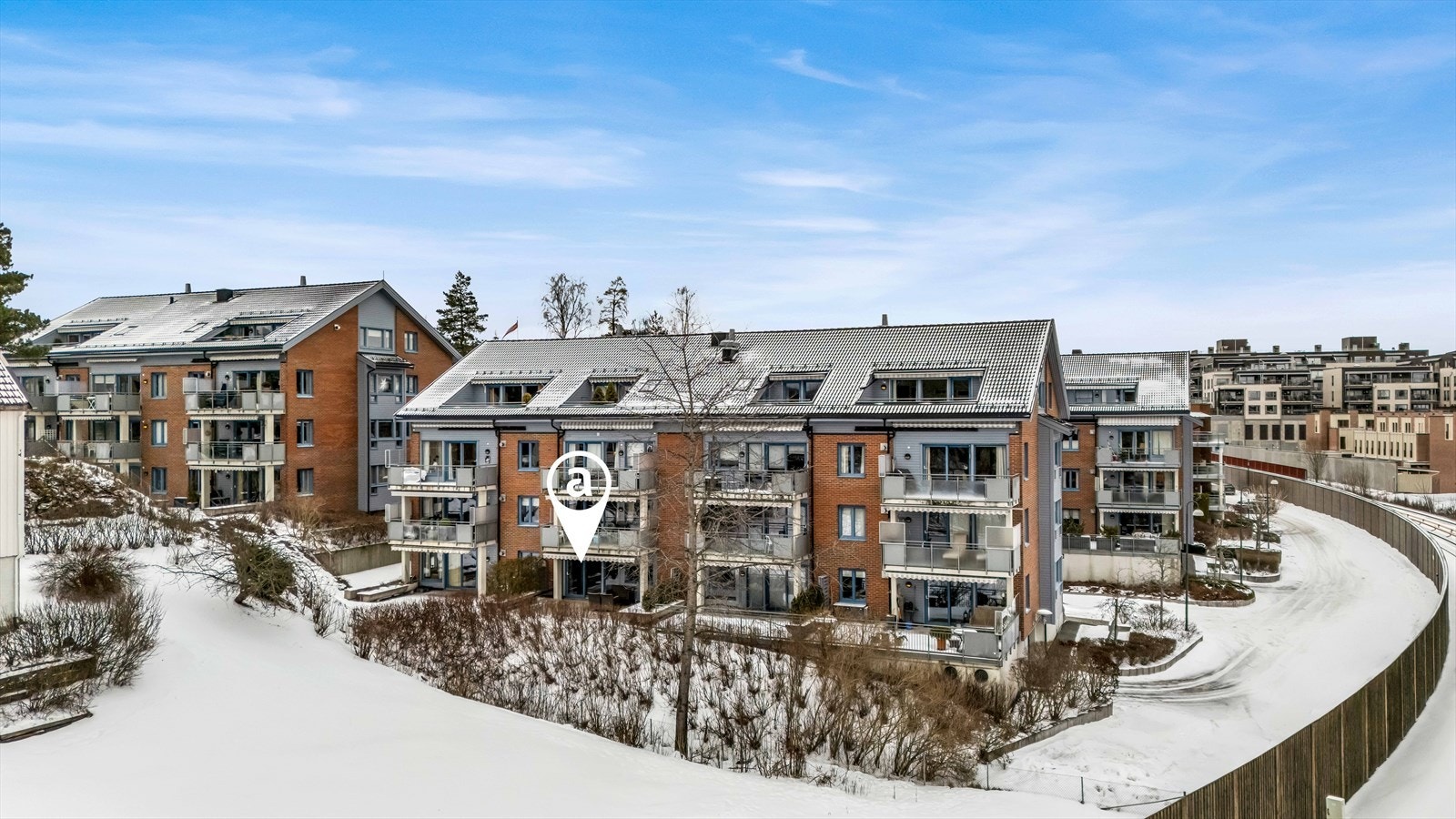 Leiligheten ligger attraktivt til på Bekkestua, med gangavstand til et bredt utvalg av butikker, serveringssteder og servicetilbud. Galleribilde