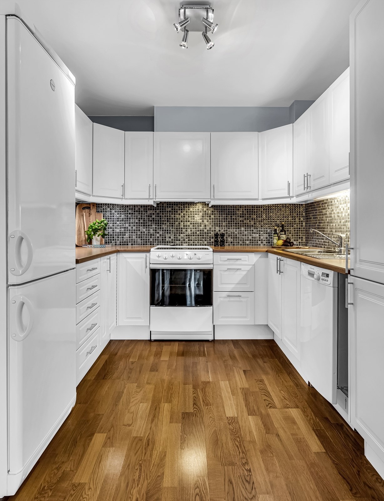 Kjøkkenet er fra byggeåret og har profilerte fronter og laminert benkeplate. Galleribilde