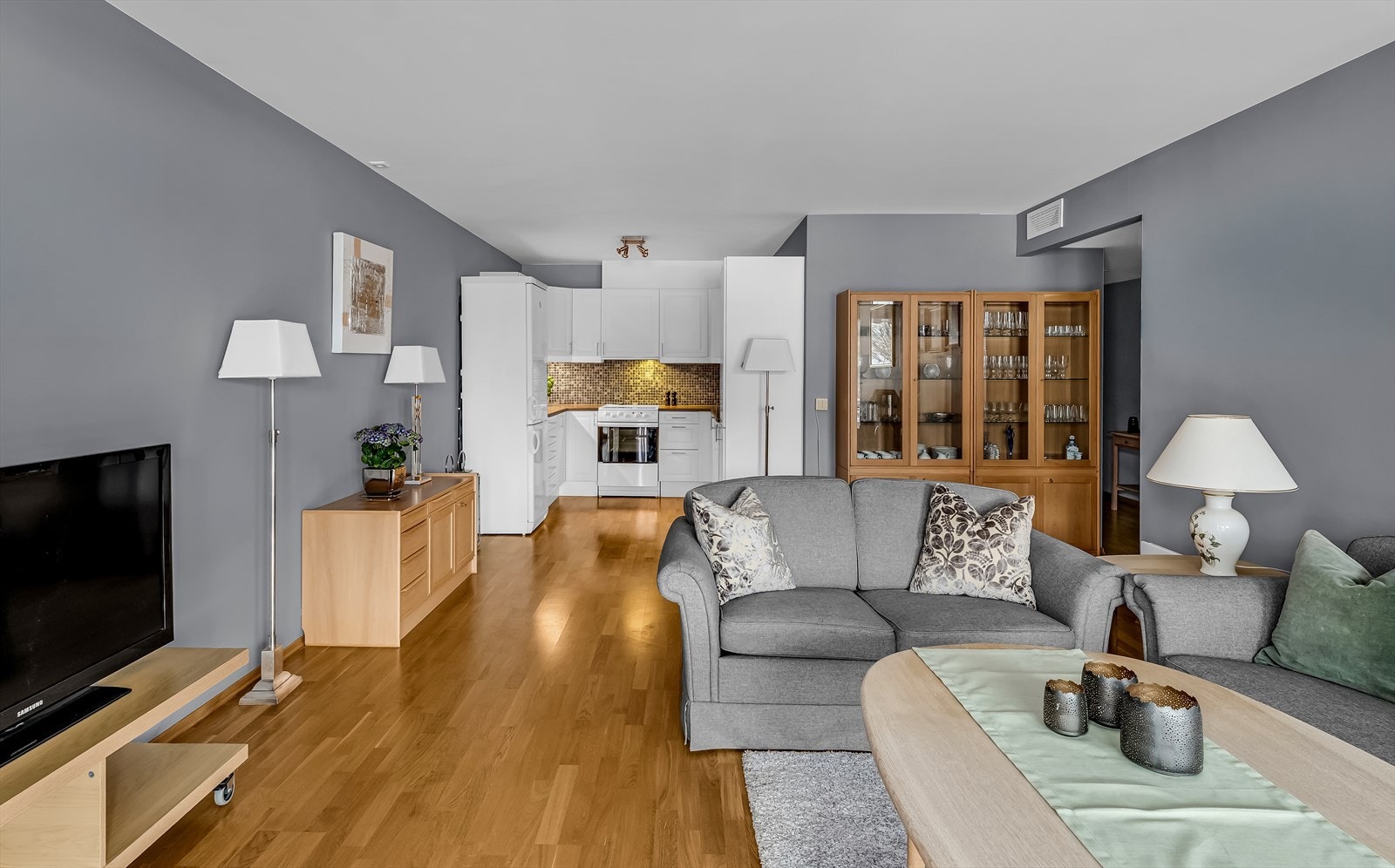 Åpen stue- og kjøkkenløsning som gir god plass til både matlaging og sosialt samvær. Galleribilde