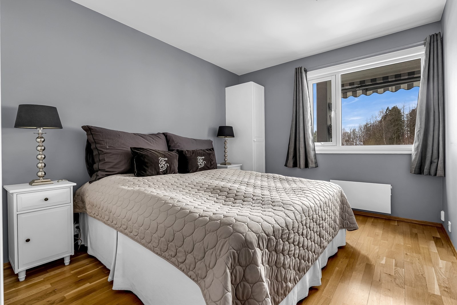 Soverommet er romslig, med plass til både dobbeltseng, garderobe og nattbord. Galleribilde