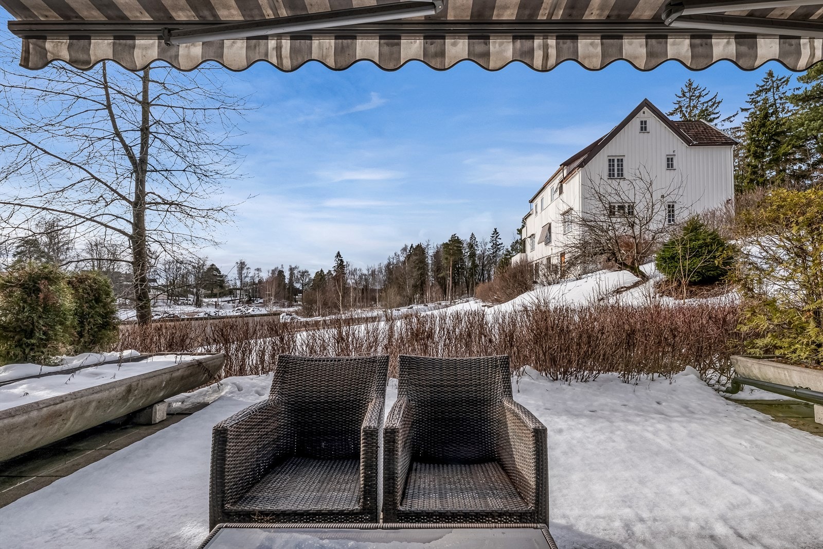 Markterrassen er solrik og fungerer som en naturlig forlengelse av stuen på varme sommerdager. Galleribilde