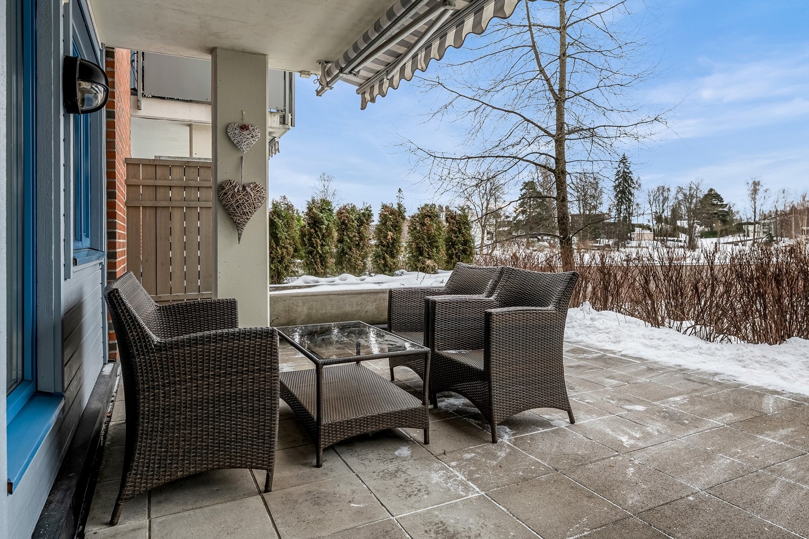 Markterrassen er solrik og fungerer som en naturlig forlengelse av stuen på varme sommerdager. Galleribilde