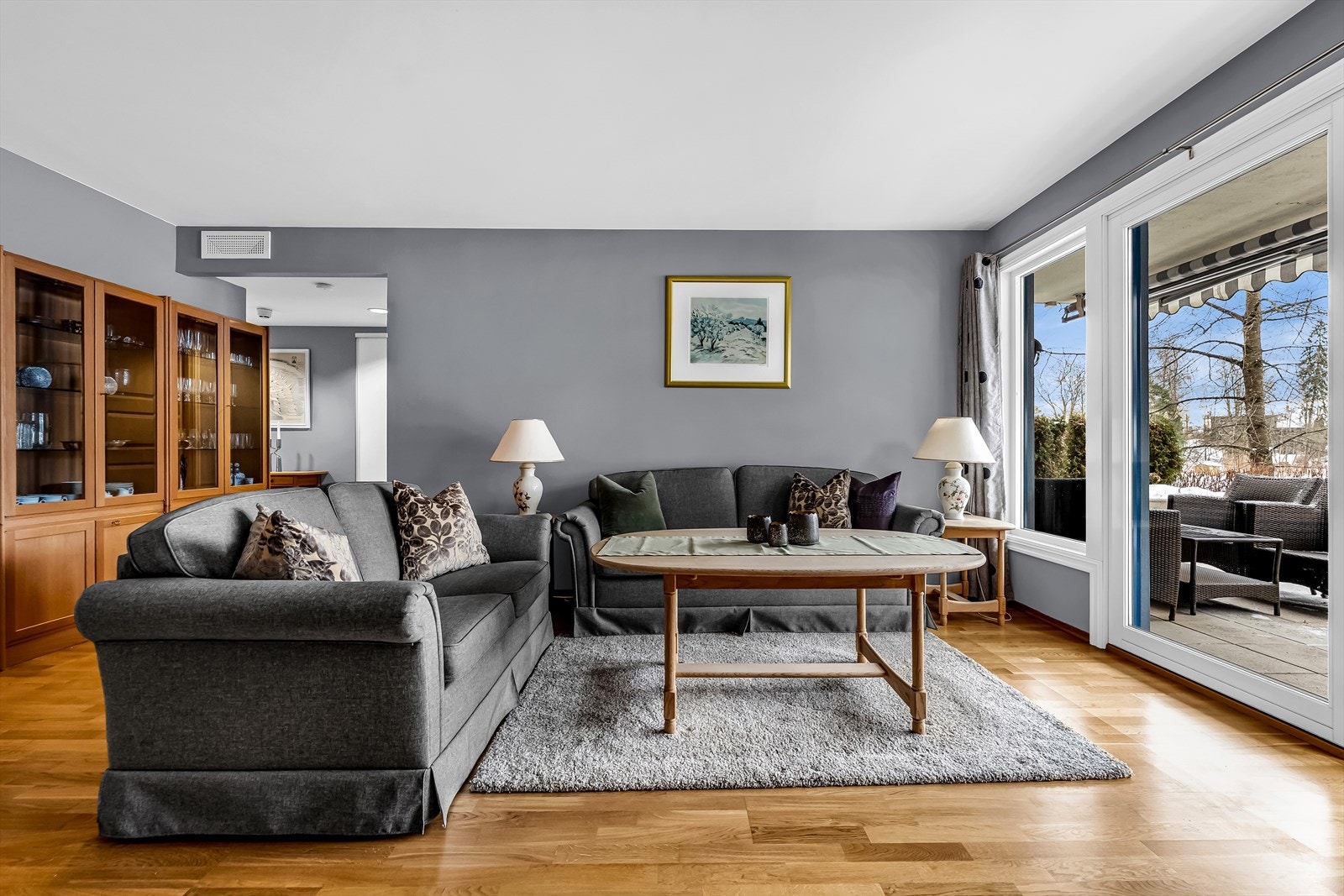 Stuen har en god planløsning med flere innredningsmuligheter.
Fotograf: Håvard Daae Rognli. Galleribilde