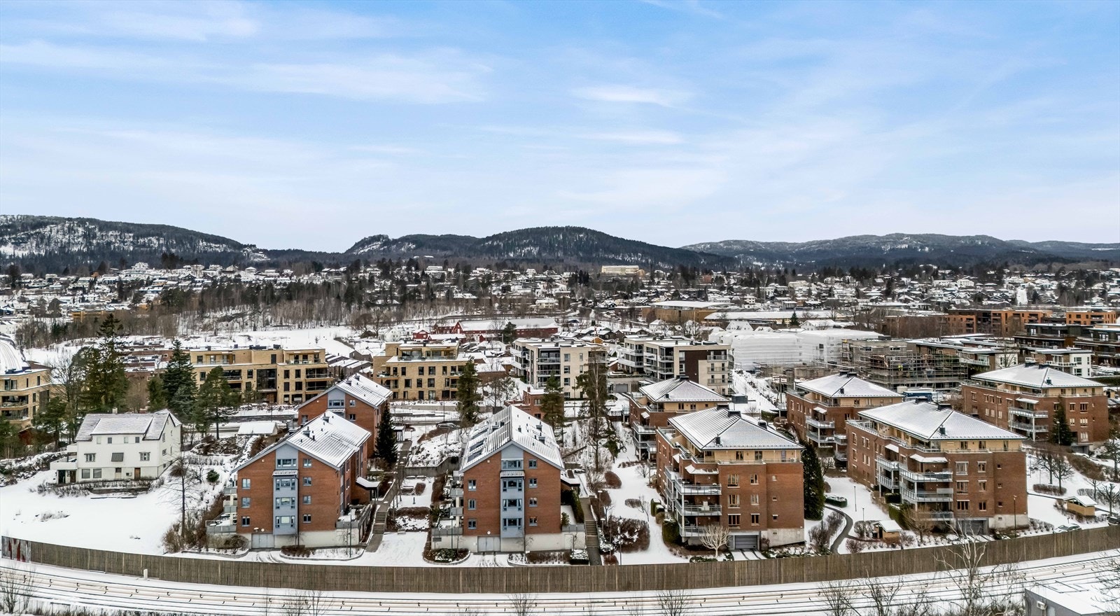 Leiligheten ligger kun en kort spasertur unna Bekkestua sentrum Galleribilde