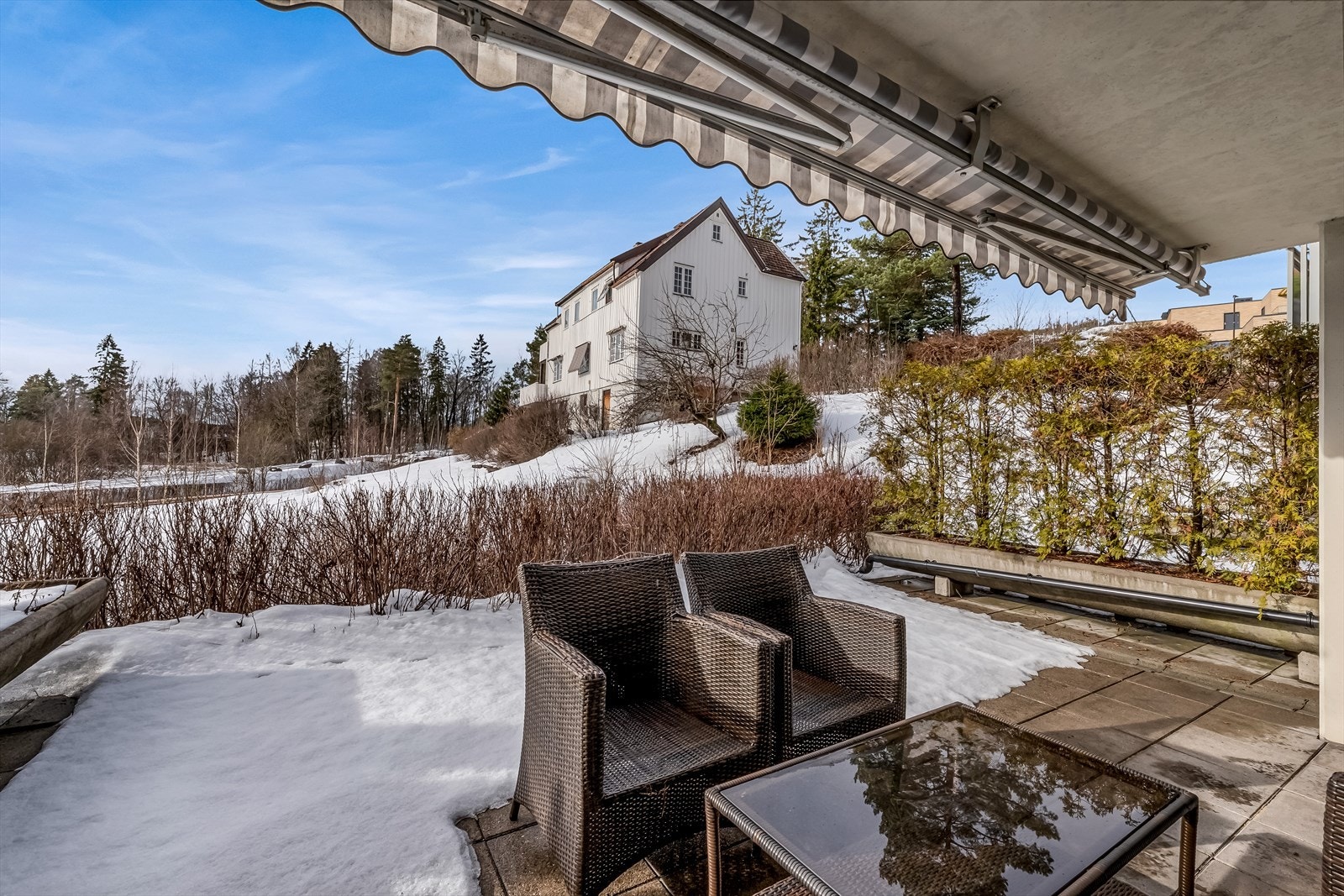 Markterrassen er solrik og fungerer som en naturlig forlengelse av stuen på varme sommerdager. Galleribilde