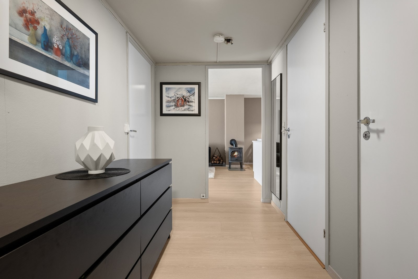 Lys og hyggelig entré/gang med plass for smarte garderobe- og opphengsløsninger. Galleribilde