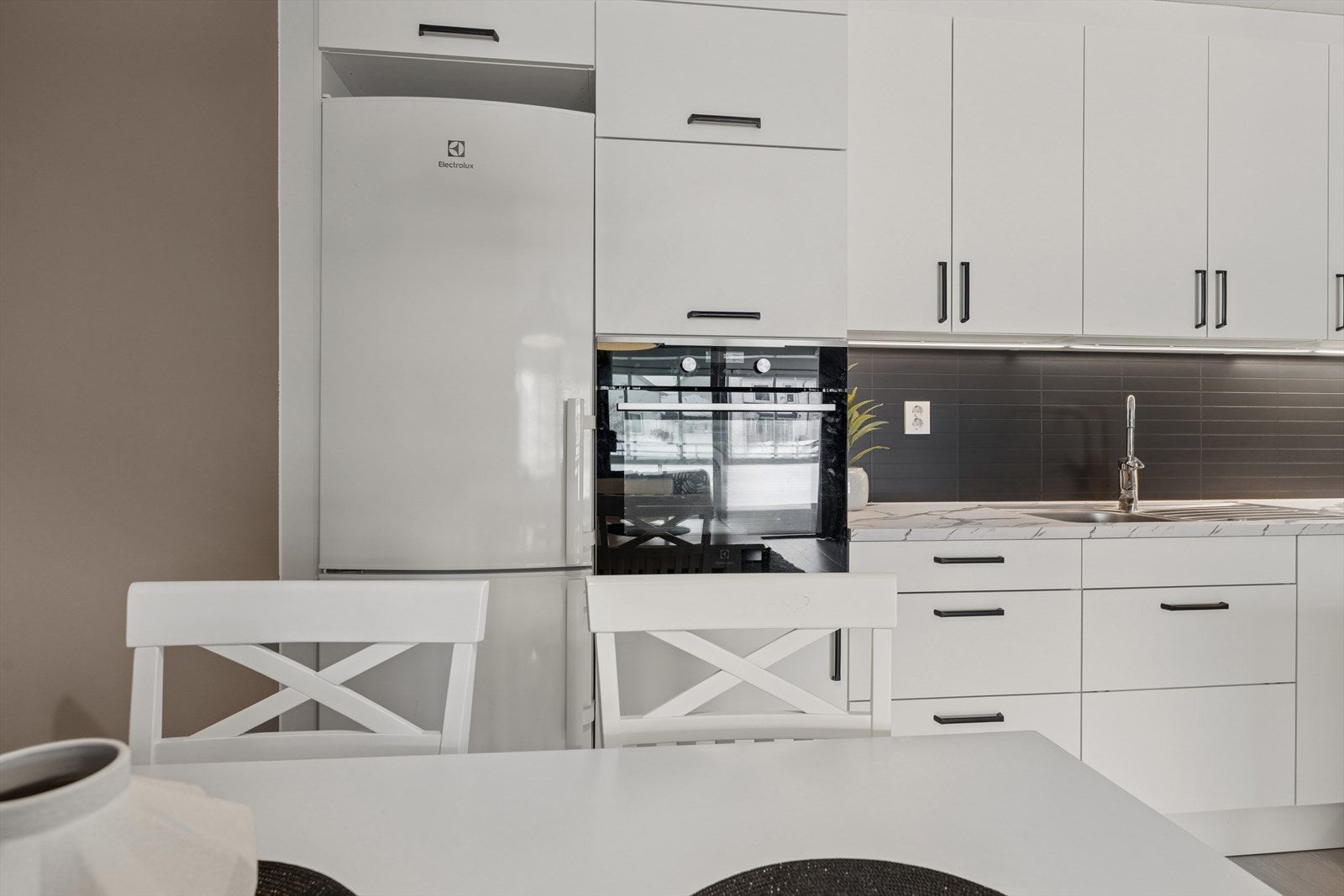 Stilrent og moderne kjøkken med alt en måtte trenge av skap-, skuff- og benkeplass. Galleribilde