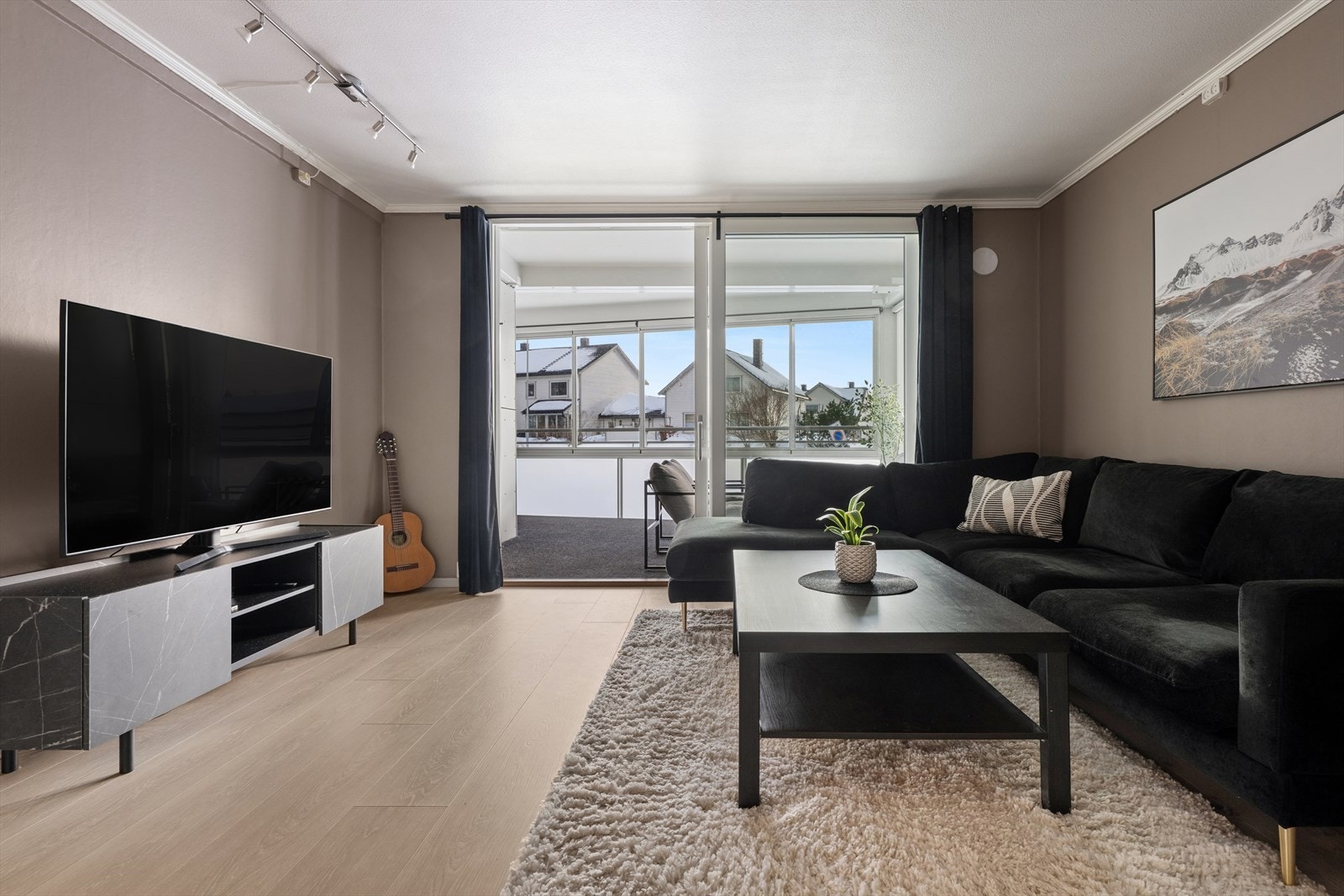 Vi beveger oss videre inn i en lys og innbydende stue. Galleribilde