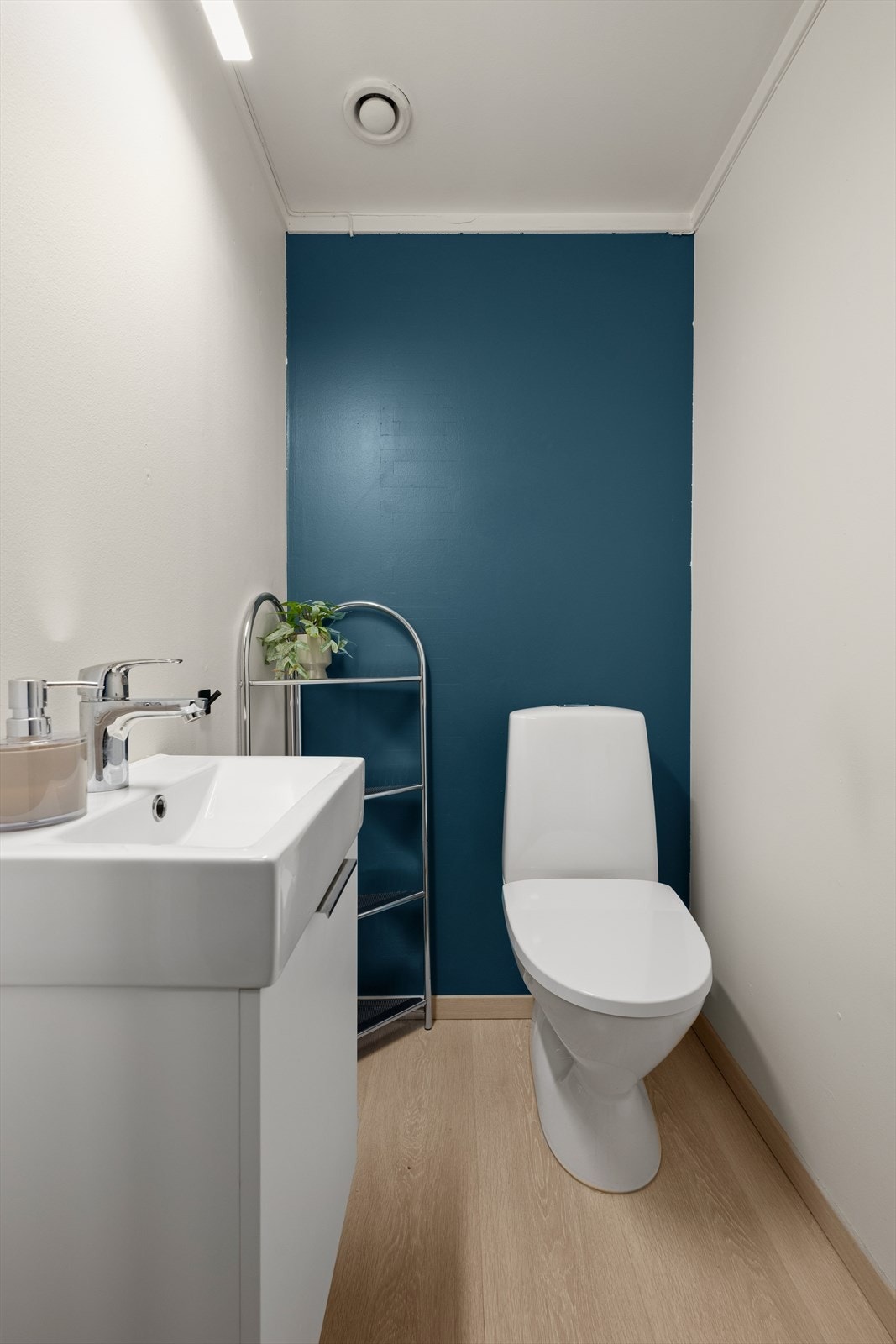 Separat wc-rom med gulvstående toalett og lys baderomsinnredning. Galleribilde