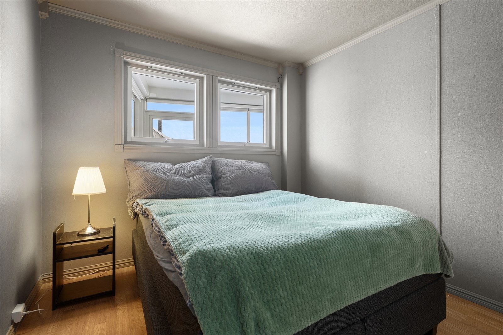 Her er det god plass for dobbeltseng, nattbord og garderobeløsninger. Galleribilde