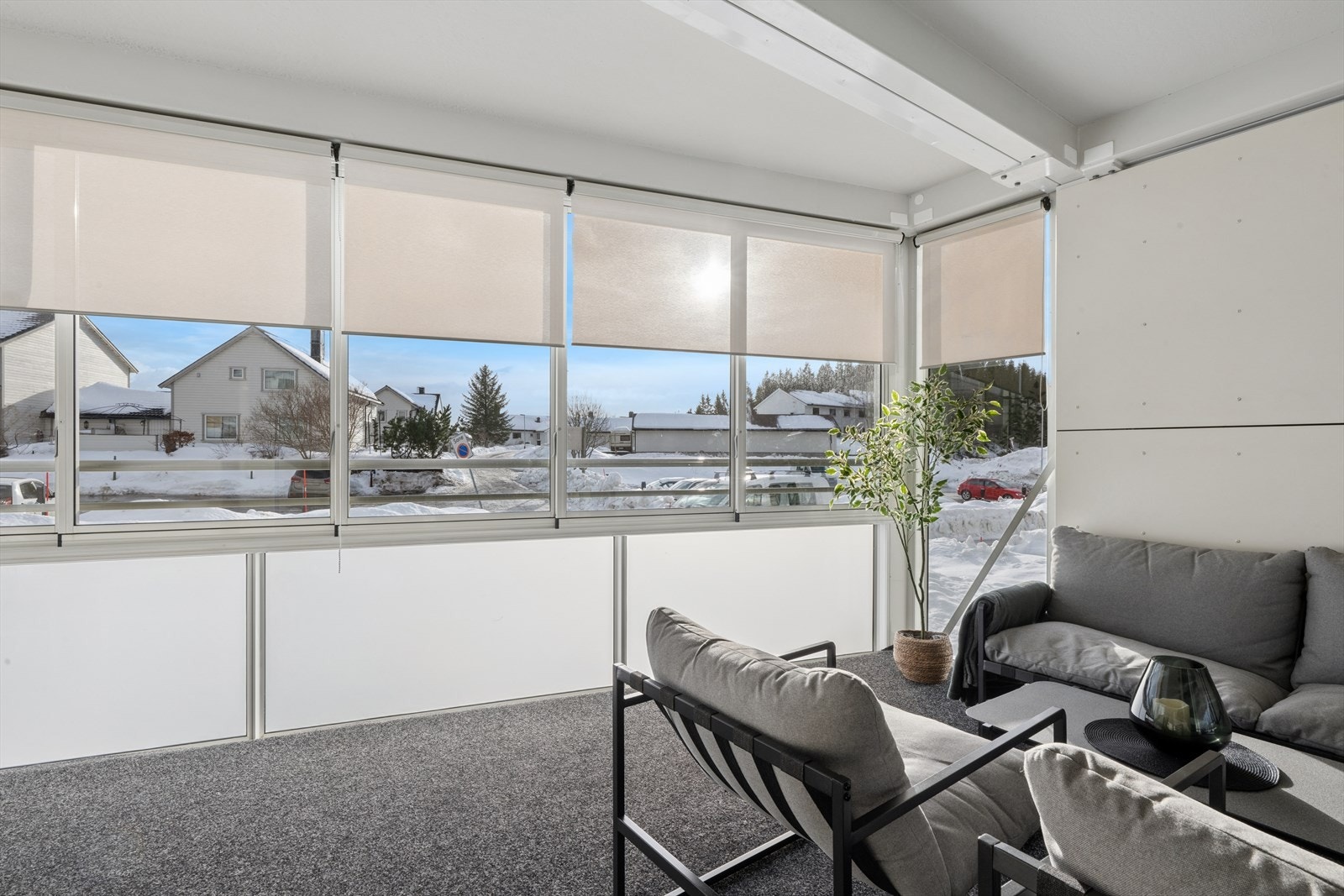 Fra stuen er det videre utgang til en stor innglasset balkong. Galleribilde