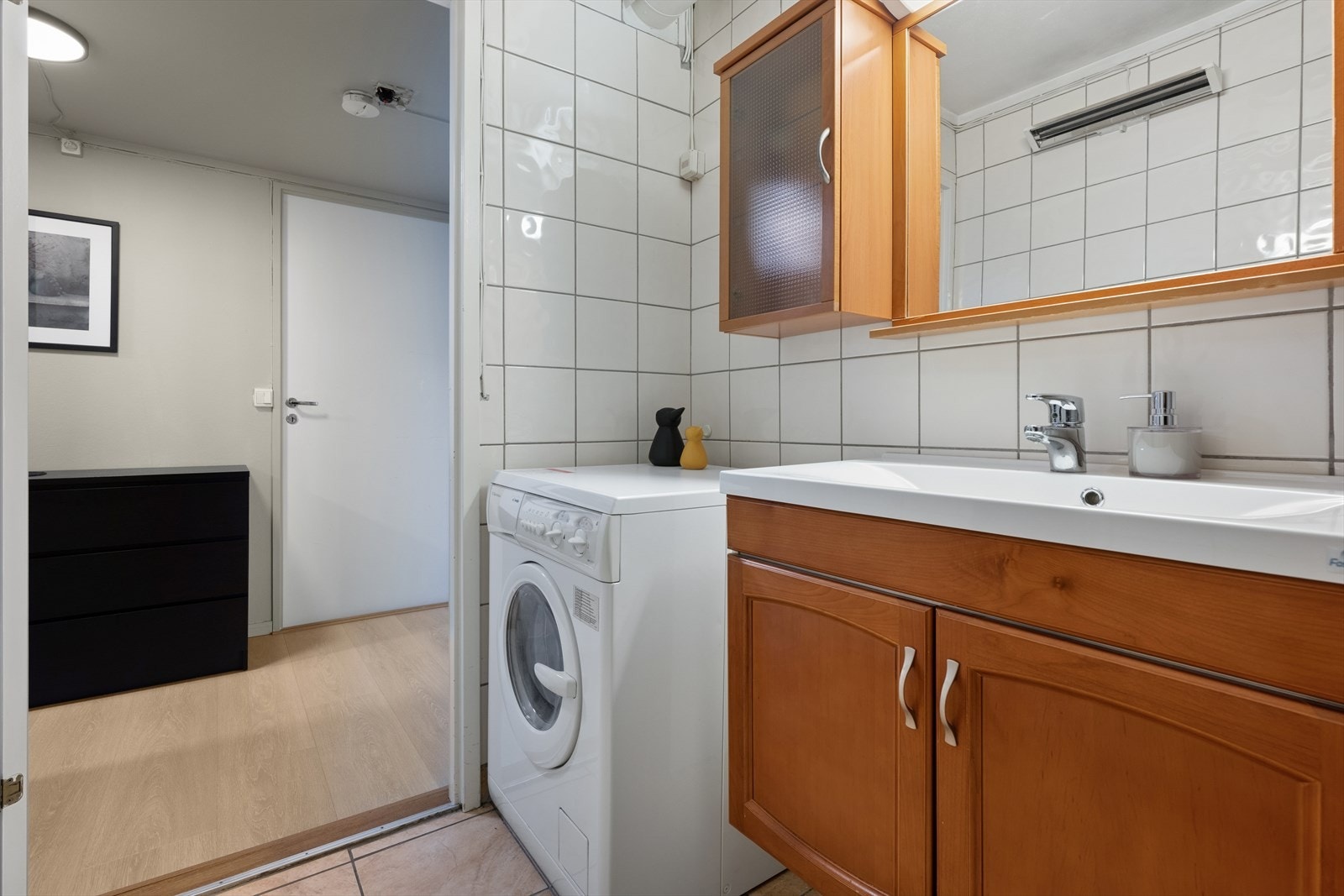 God baderomsinnredning med mye oppbevaringsplass. Galleribilde