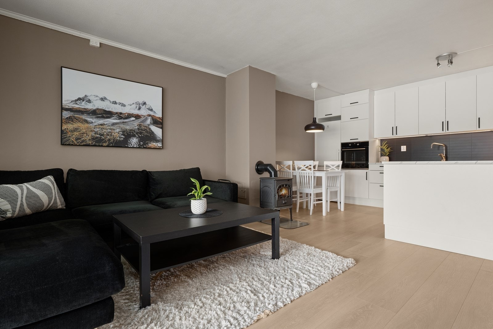 Stue/kjøkken er i en åpen og luftig løsning. Galleribilde