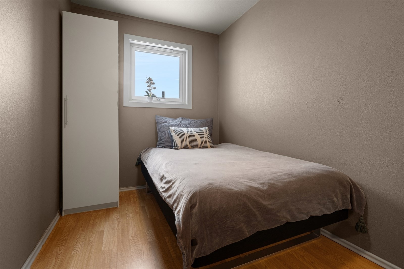 Soverom 2 er noe mindre, men like fullt godt. Dette fungerer utmerket som barnerom/gjesterom. Galleribilde