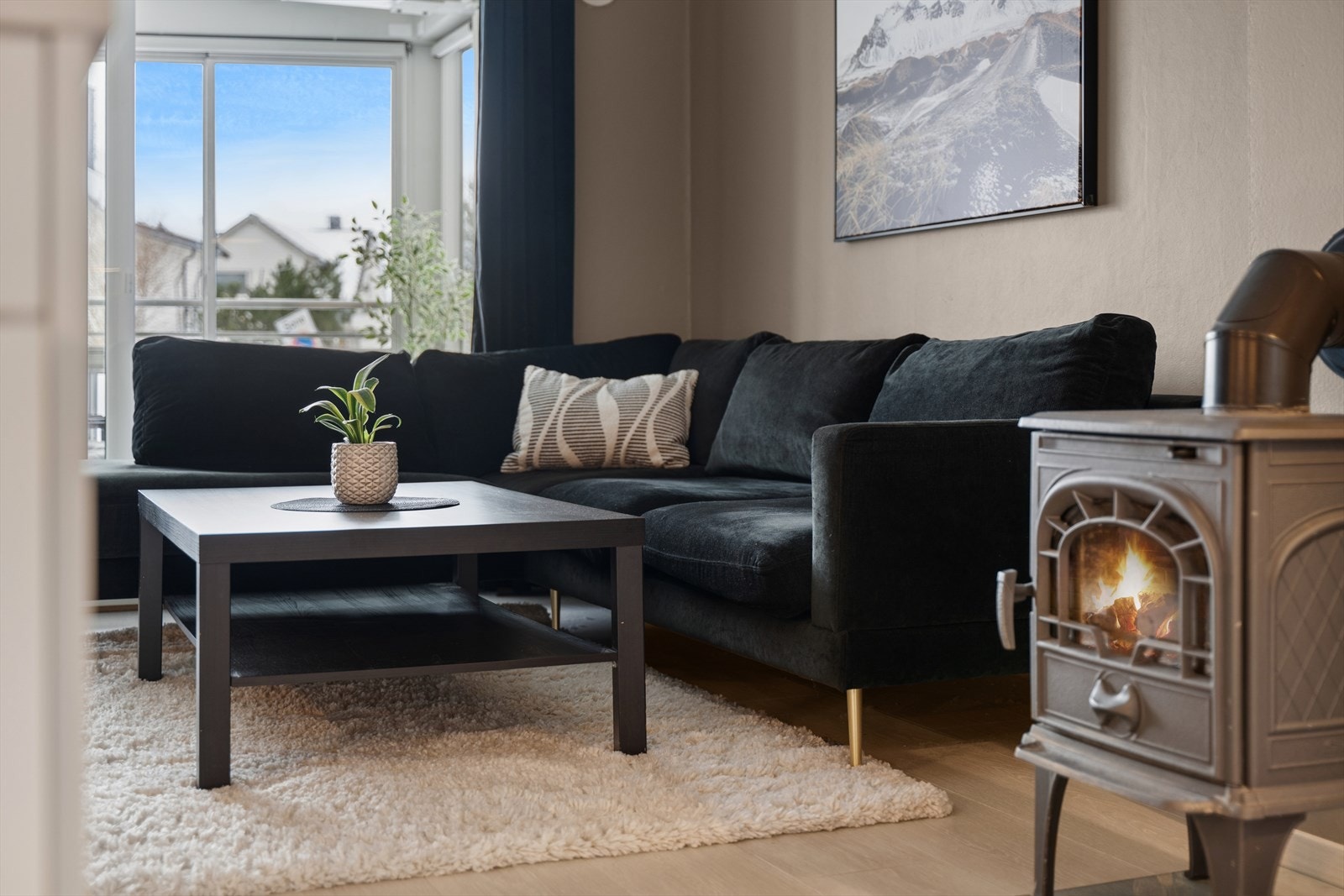 Peisovnen er selve hjertet i rommet og bidrar til å varme opp både rom og stemning. Galleribilde