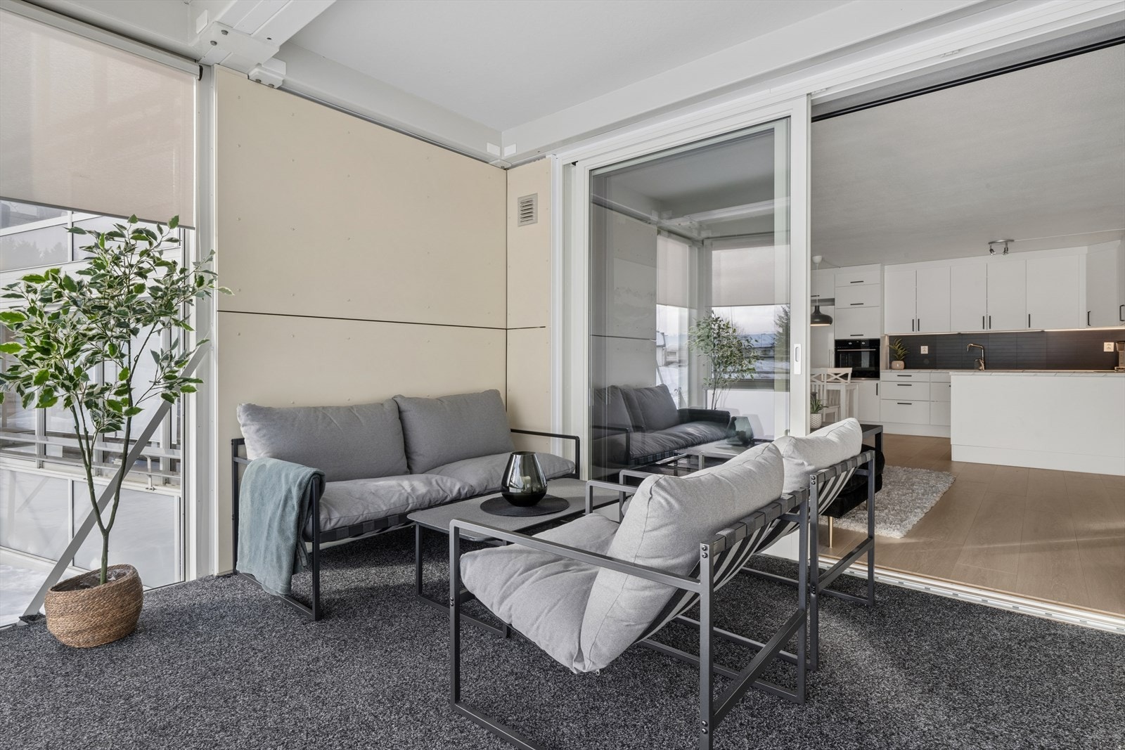 Rommet kan fint fungere som en naturlig forlengelse av stuen på gode sommerdager. Galleribilde