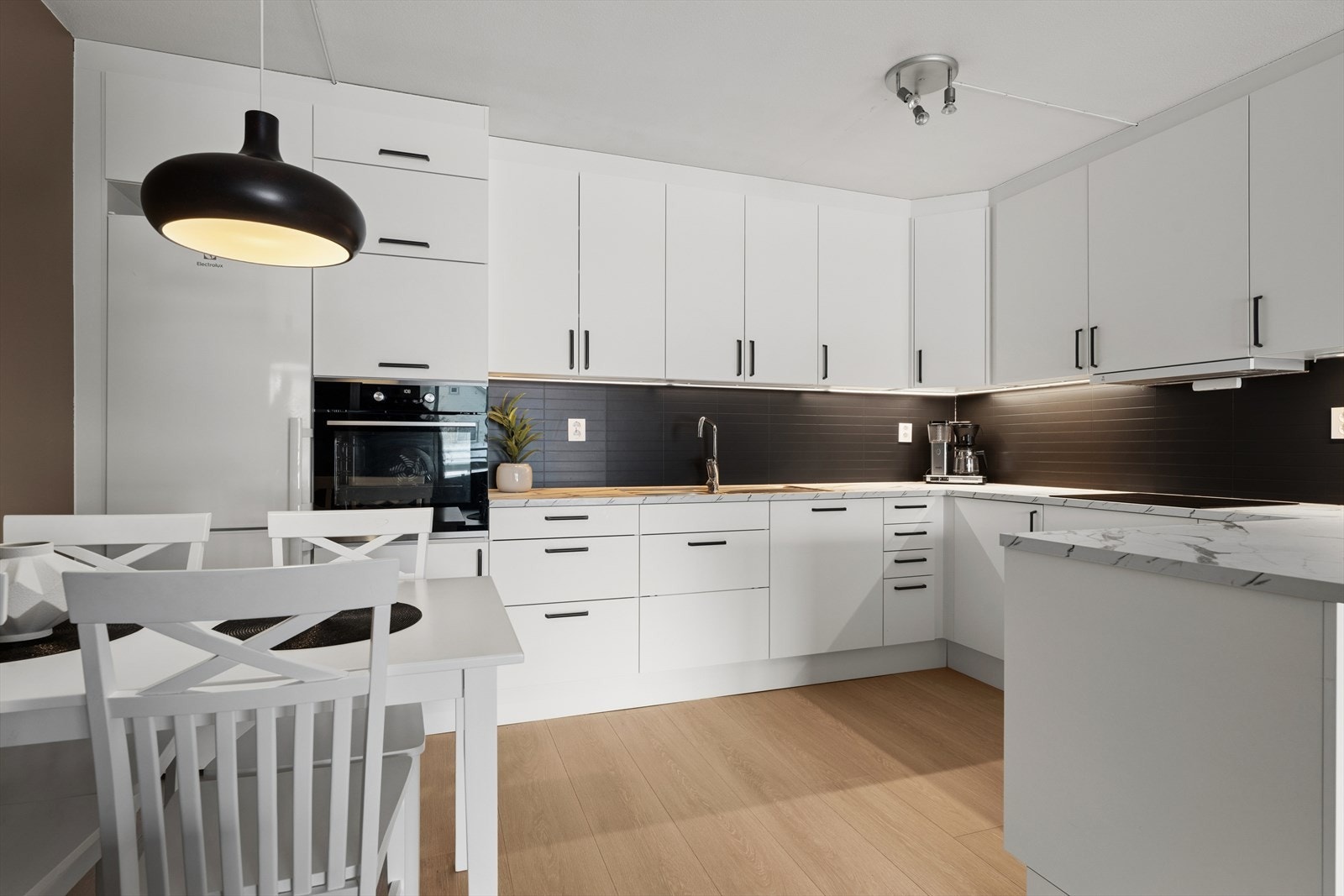 Spisegruppen tar plass i egen sone og inviterer til sosiale og hyggelige måltider med kjente og kjære. Galleribilde