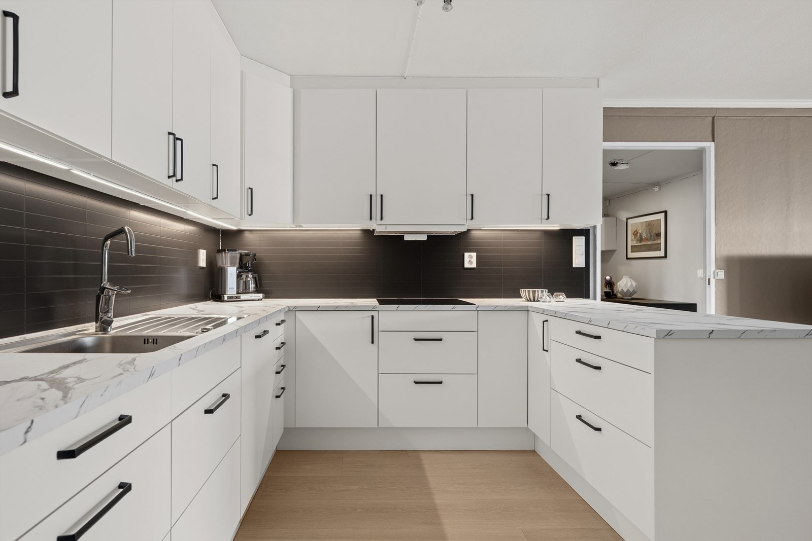 Integrerte hvitevarer som stekeovn, platetopp og oppvaskmaskin. Frittstående kjøl/frys. Galleribilde