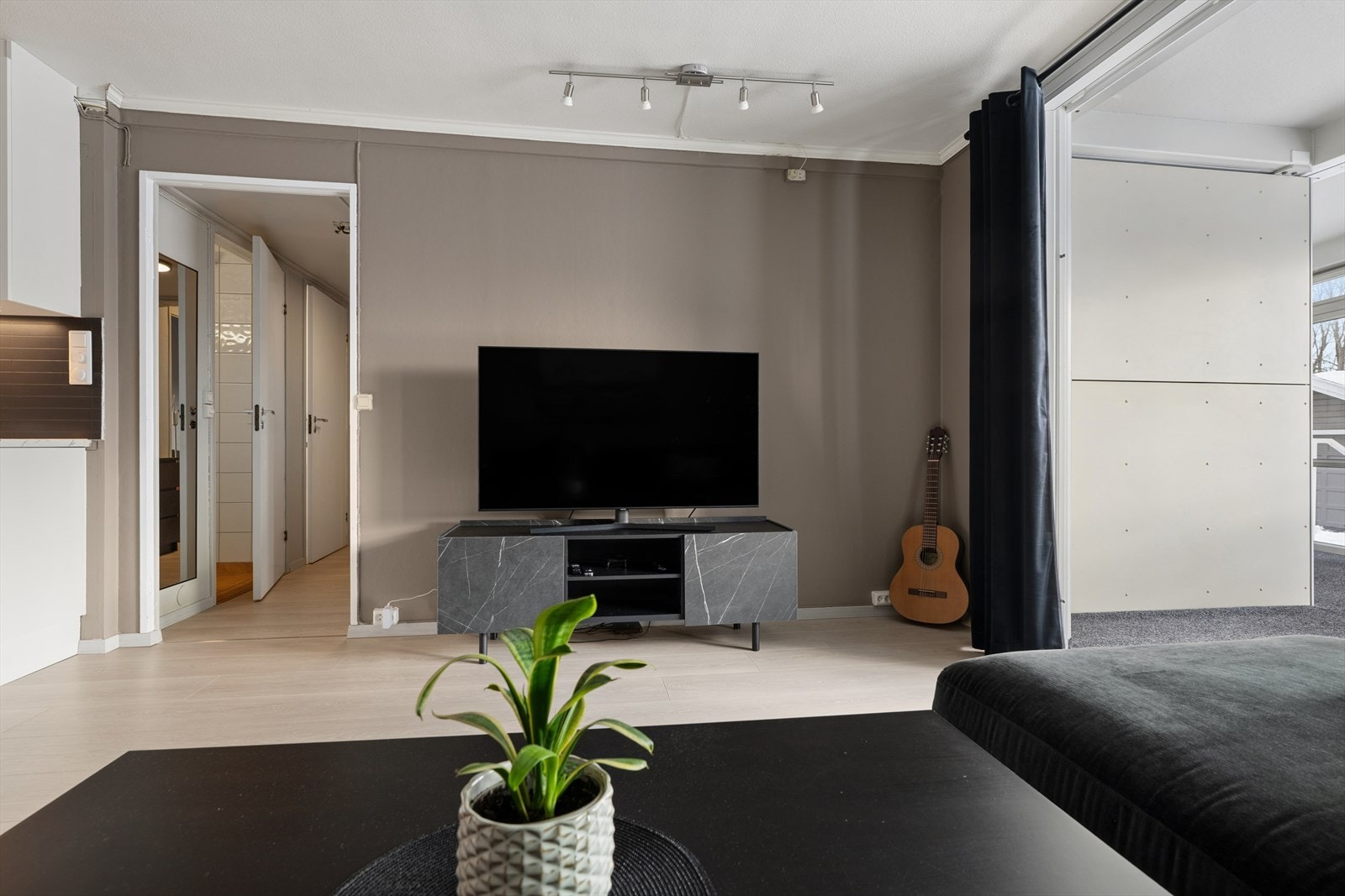 Sofakroken finner fort sin naturlige plass i rommet, og tv-en kan med fordel plasseres mot/på vegg. Galleribilde