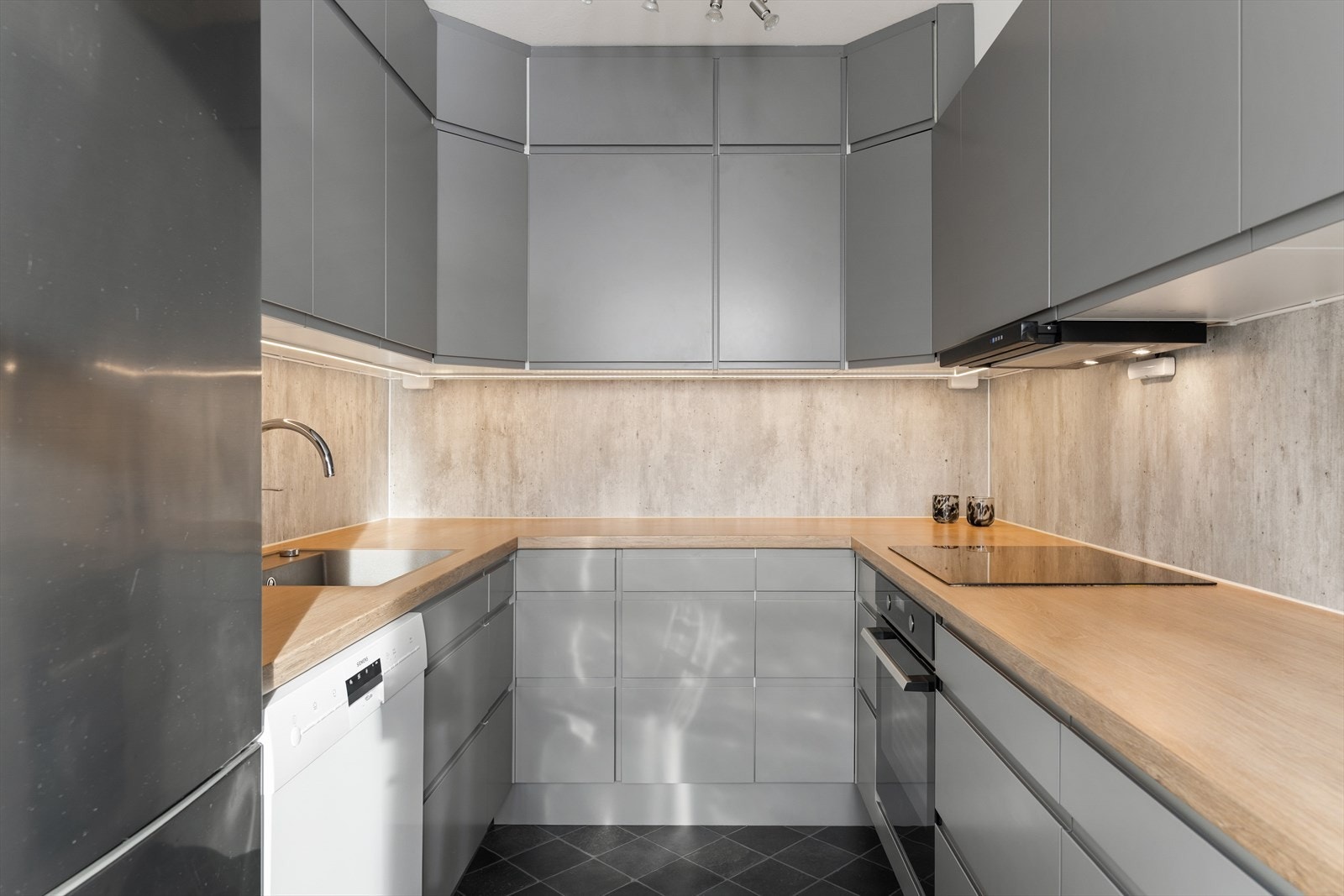 Kjøkkenet er et eget rom på ca. 11 kvadratmeter og ble pusset opp i 2020 Galleribilde