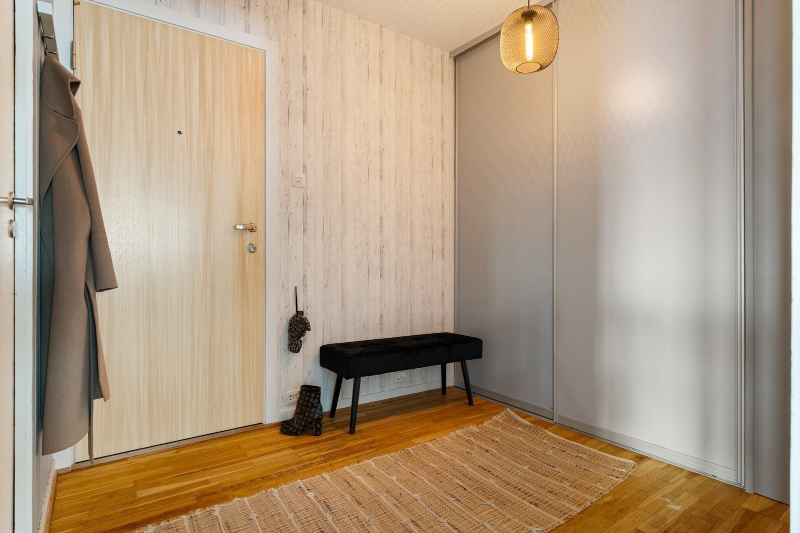 Gang ved inngangsparti med stor og dyp skyvedørsgarderobe med god oppbevaringsplass Galleribilde