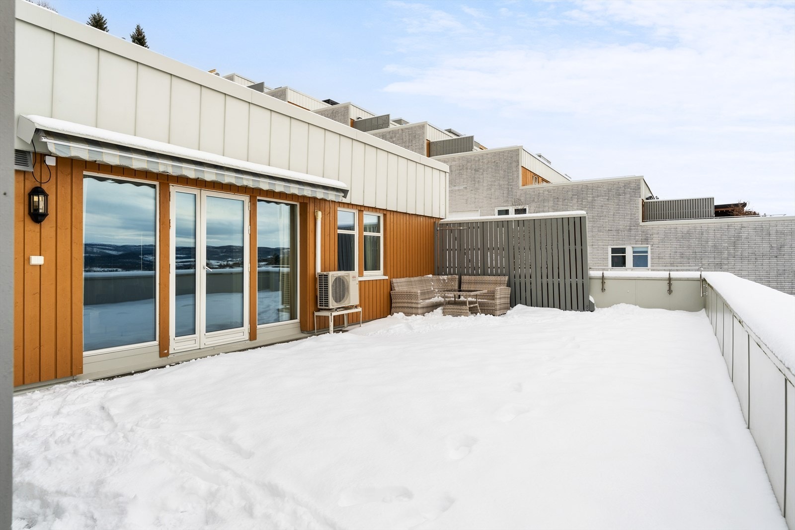 Leiligheten har en balkong på hele 64 kvadratmeter Galleribilde