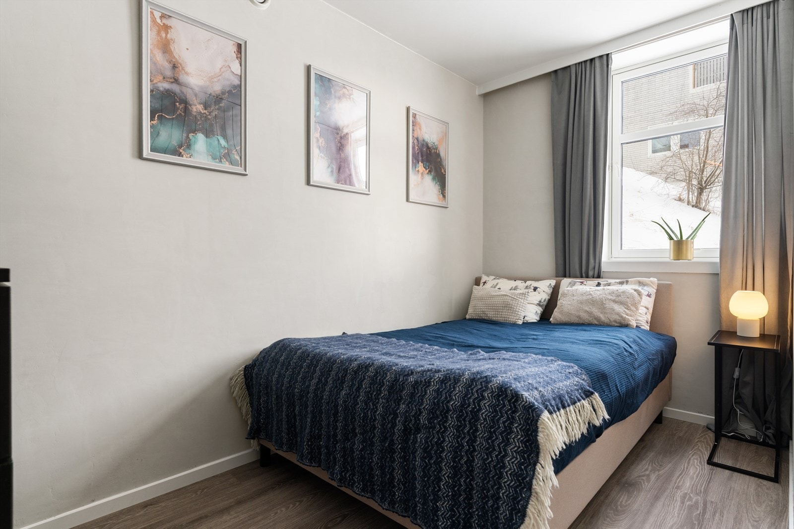 Soverom ca. 7 kvadratmeter med oppussede overflater Galleribilde