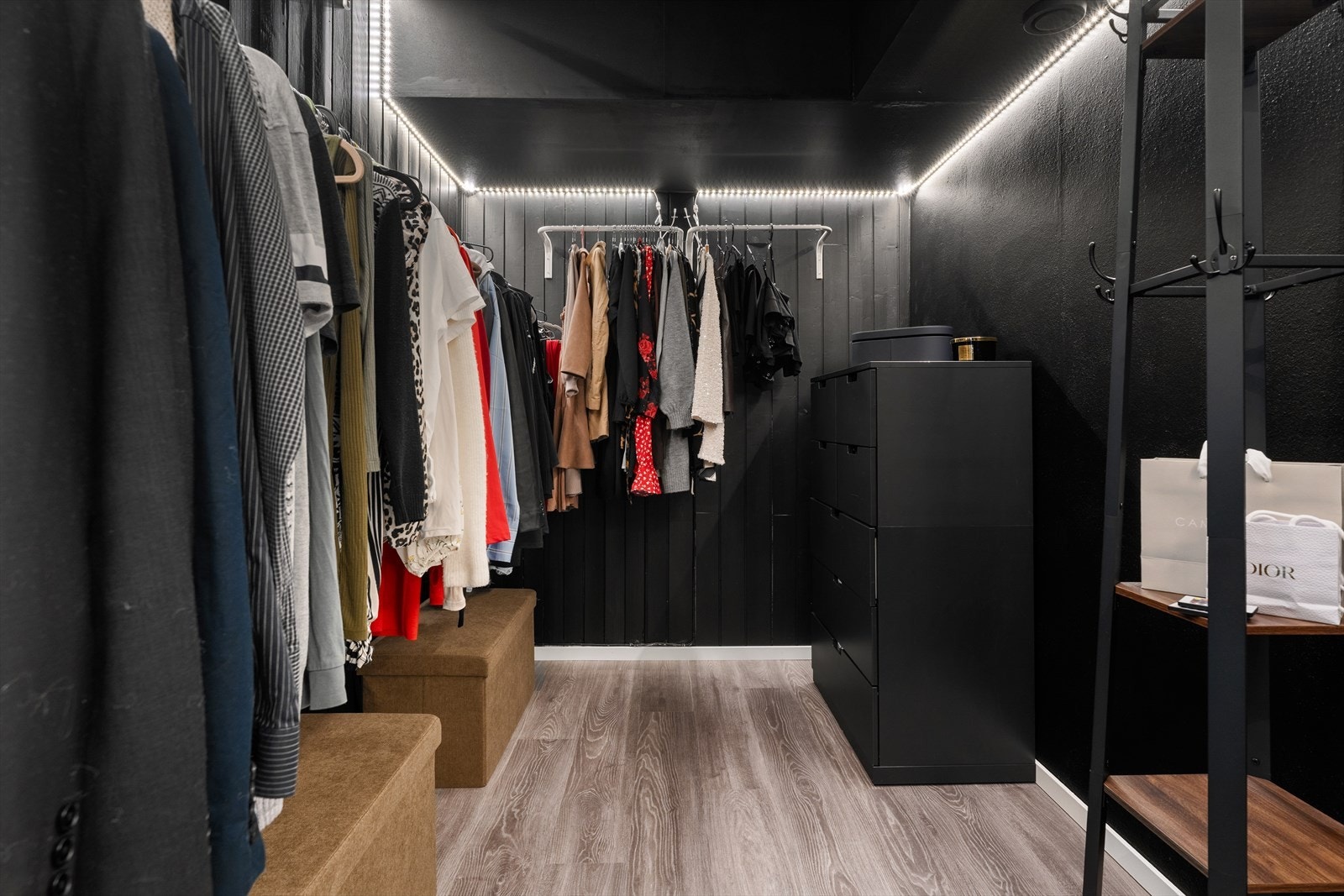 Praktisk og pen walk-in-closet / bod på 6,5 kvadratmeter i tilknytning til bad og soveromsfløyen Galleribilde