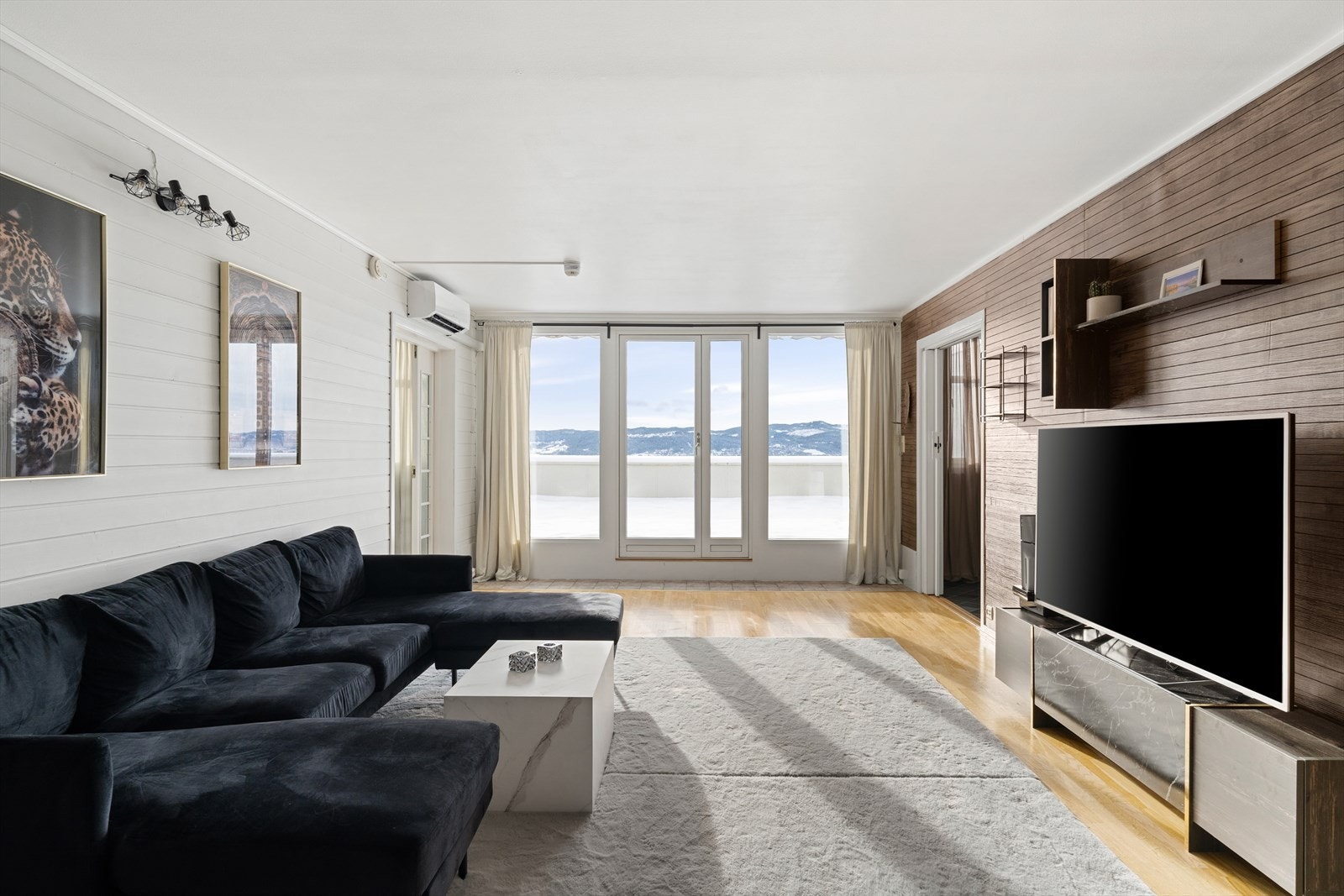 Stuen er åpen, lys og luftig og er delvis overflateoppusset i nyere tid Galleribilde