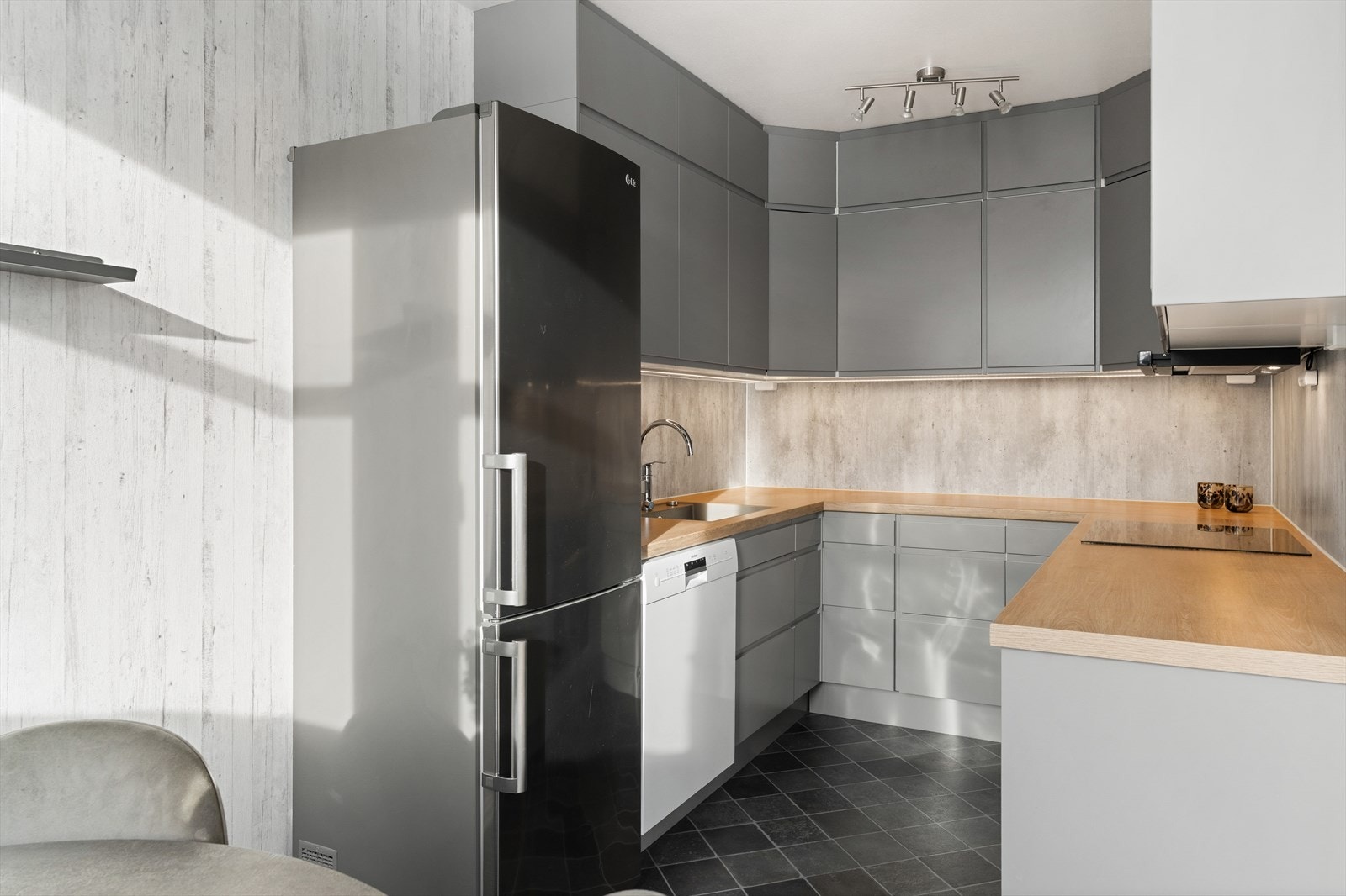 Kjøkkenet holder en tilfredsstillende standard og er utstyrt med innredning av folierte skrog og slette fronter - Laminert benkeplate med underlimt utslagsvask i rustfritt stål - Integrert stekeovn, platetopp og ventilator Galleribilde