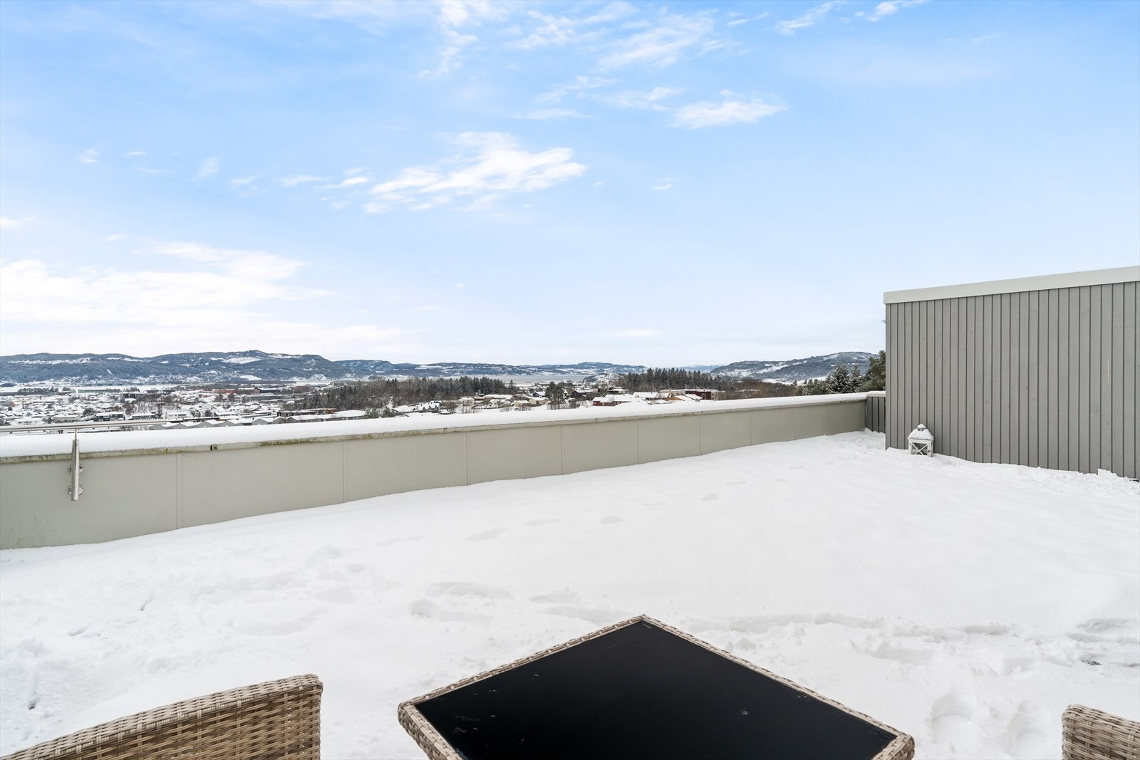 Utsikten fra leiligheten er formidabel utover sentrumskjernen samt Trondheimsfjorden Galleribilde