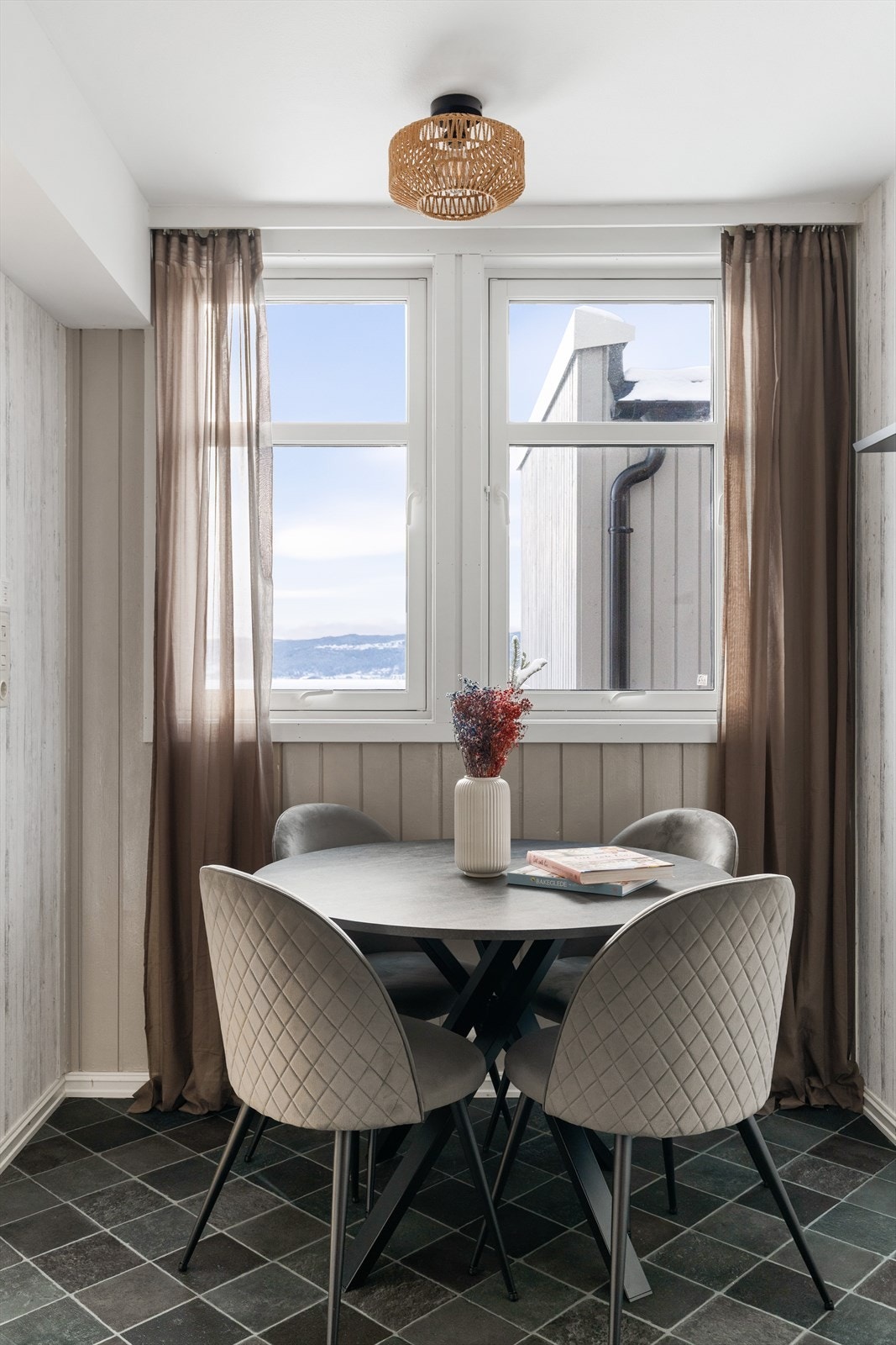 På kjøkkenet har du plass til spisestue Galleribilde