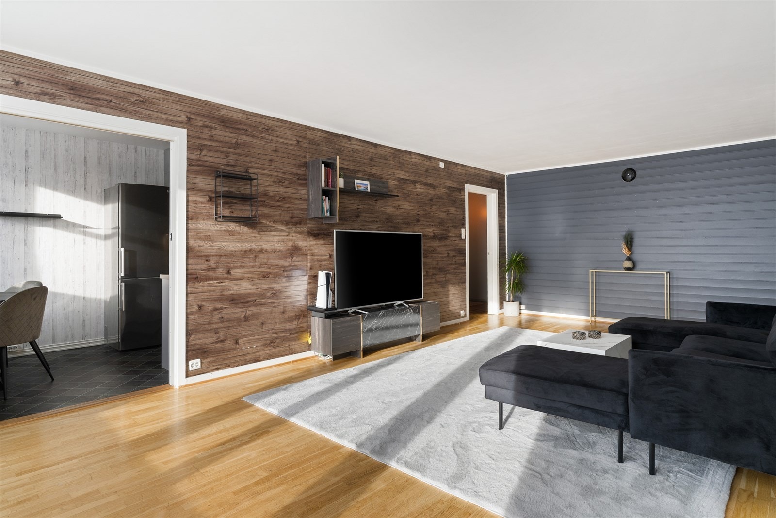 Her får du god boltreplass med totalt 110 kvadratmeter og 3 soverom, 1-2 stuer, rikelig med bodplass, walk-in-closet samt oppusset kjøkken og bad Galleribilde