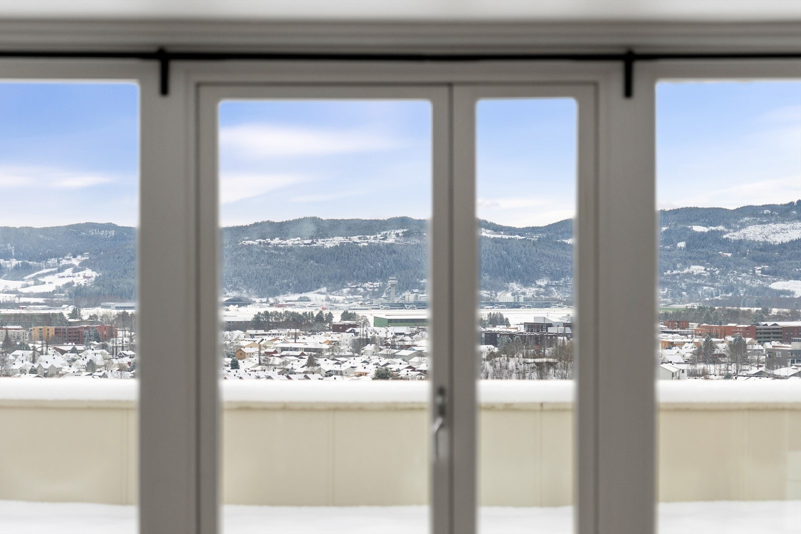 Leiligheten ligger fint til med nært optimale sol- og utsiktsforhold Galleribilde