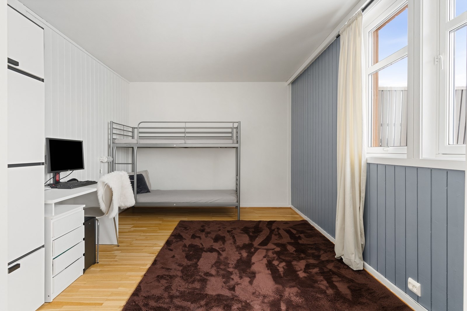 Et stort og praktisk rom på hele 14,3 kvadratmeter som kan benyttes som både soverom, en ekstra stue eller rom til større spisestue Galleribilde